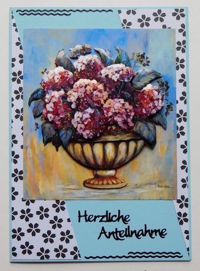 Hellblaue Kondolenzkarte mit rosa Hortensienmotiv und diagonalen Hintergrundflächen