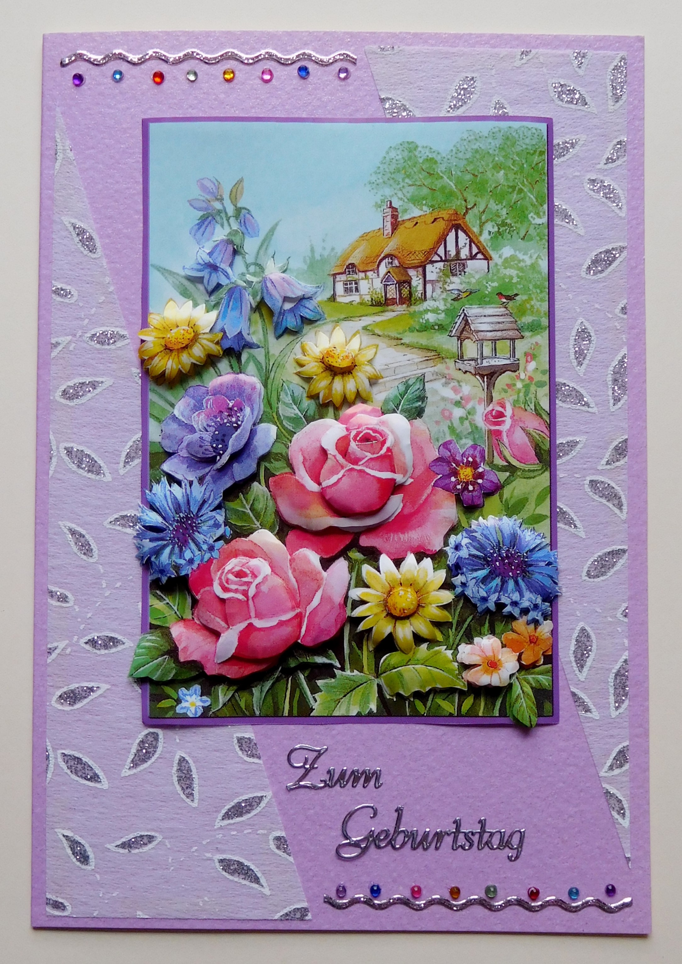 Fliederfarbene Geburtstagskarte mit Blumenmotiv