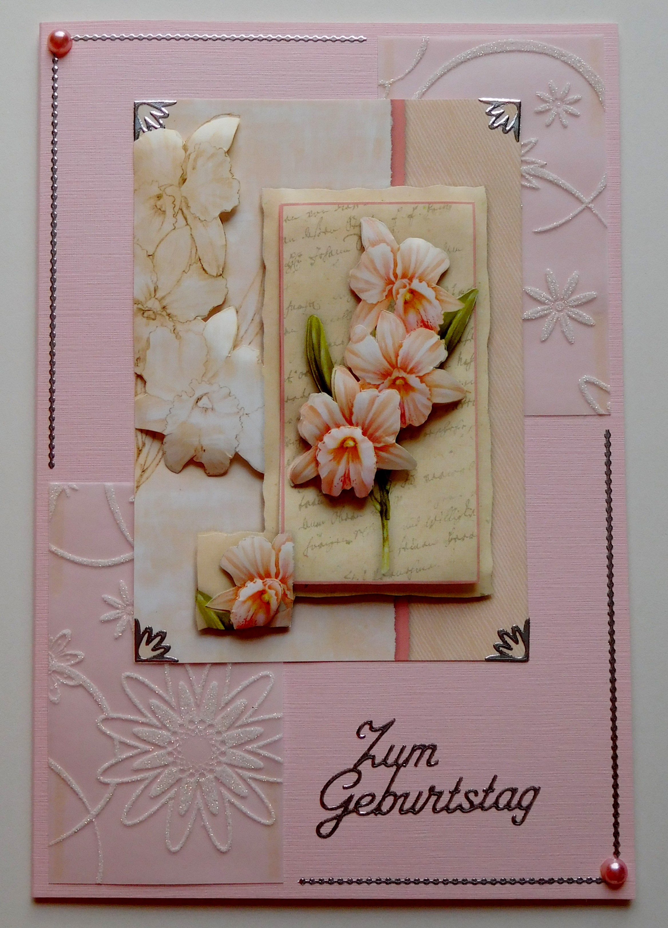 Geburtstagskarte mit rosa Orchidee und geprägtem Hintergrund