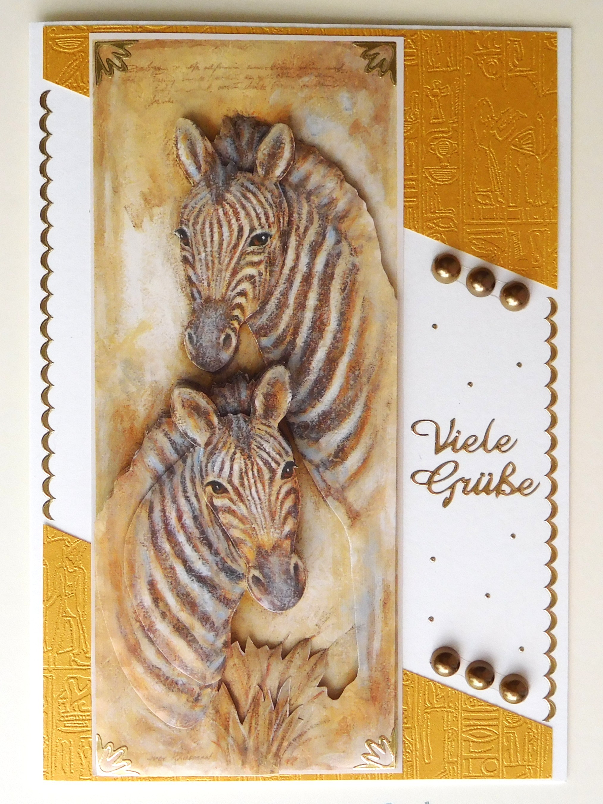 Afrika-Karte mit zwei Zebras, goldenem Hieroglyphenpapier und dem Gruß Viele Grüße