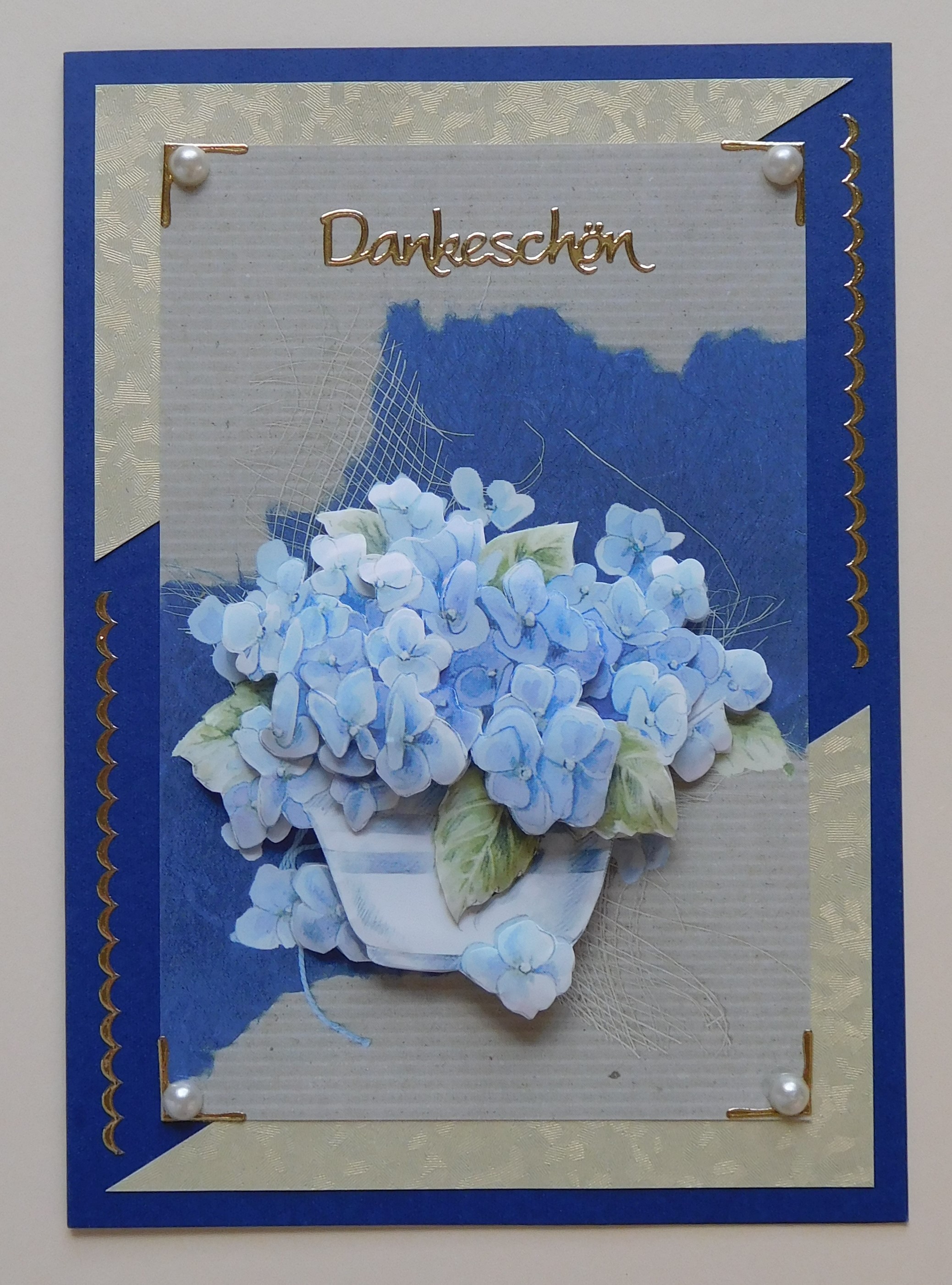 Blaue Dankeskarte mit Veilchenmotiv, beigen Flitterdreiecken und Bordüren