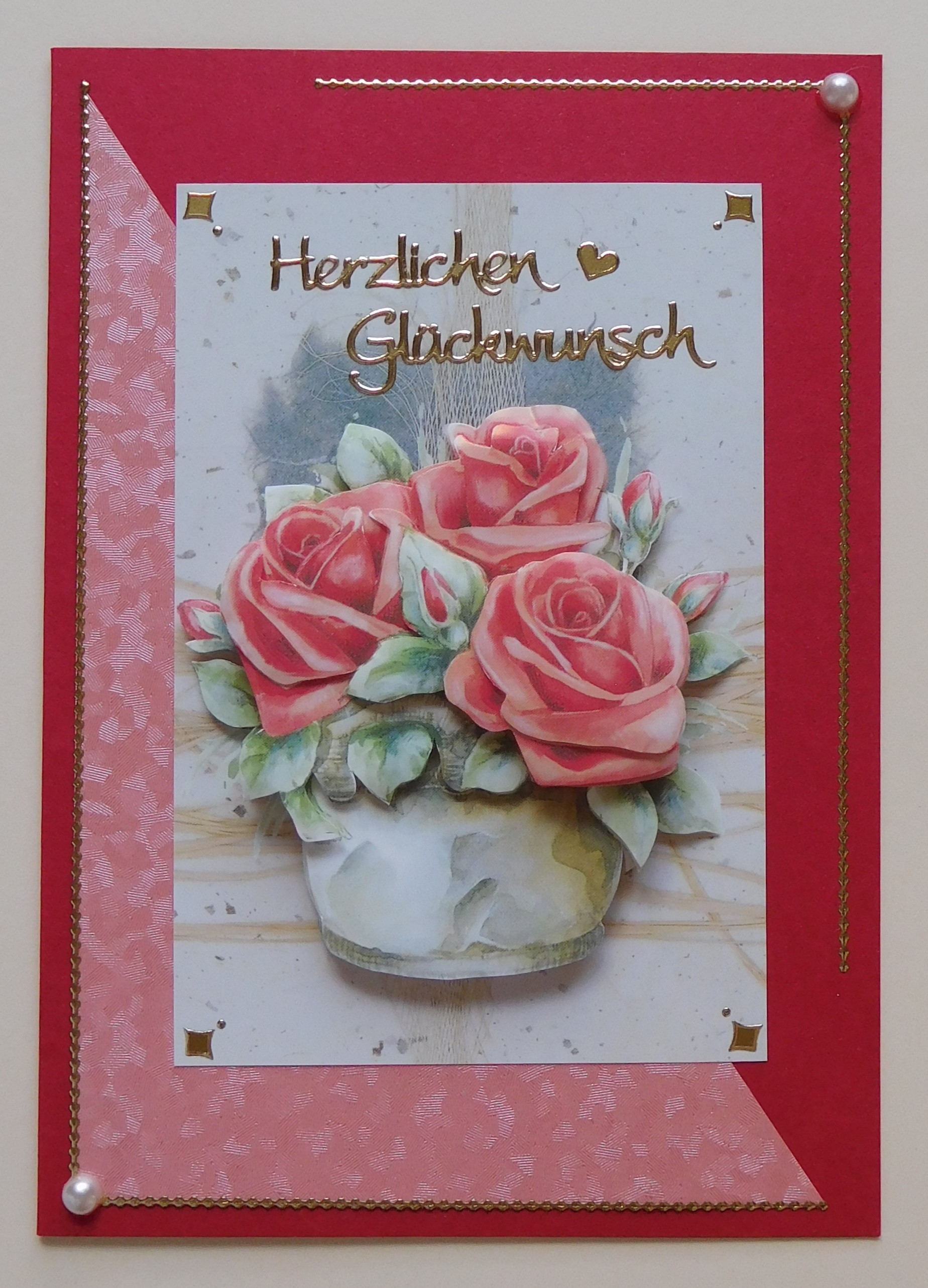 Rote Glückwunschkarte mit Rosenmotiv und rosa Flitterdreieck