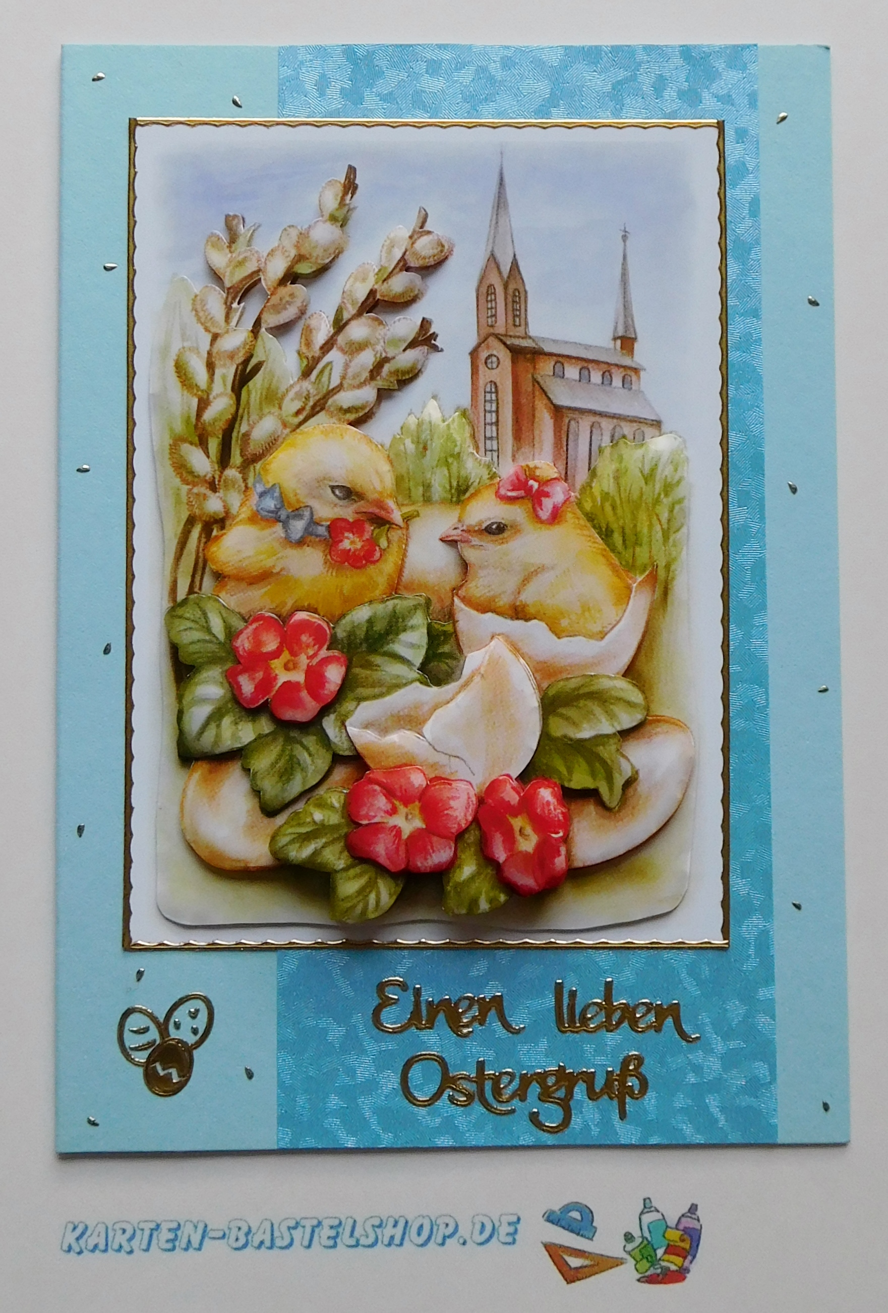 Osterkarte mit Kükenmotiv vor Kirche in hellblauer Gestaltung