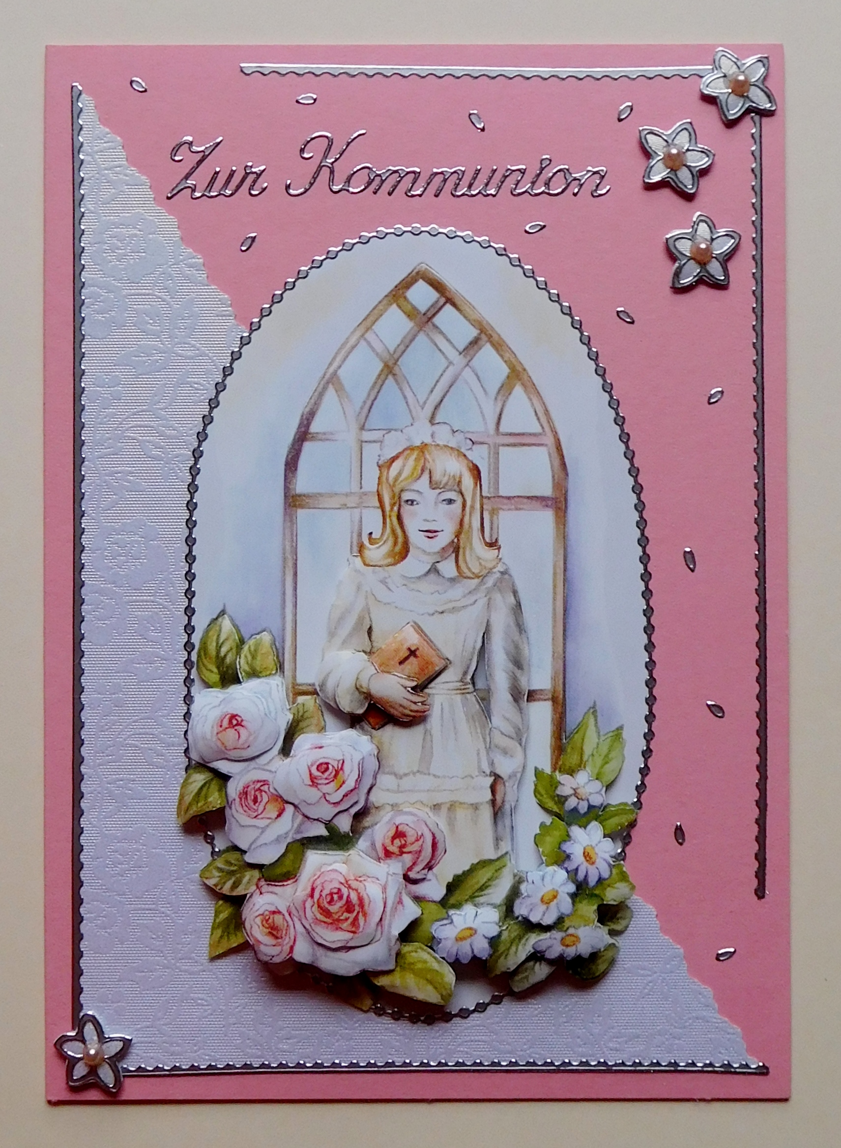 Rosa Kommunionskarte mit Mädchenmotiv und ovaler Bordüre
