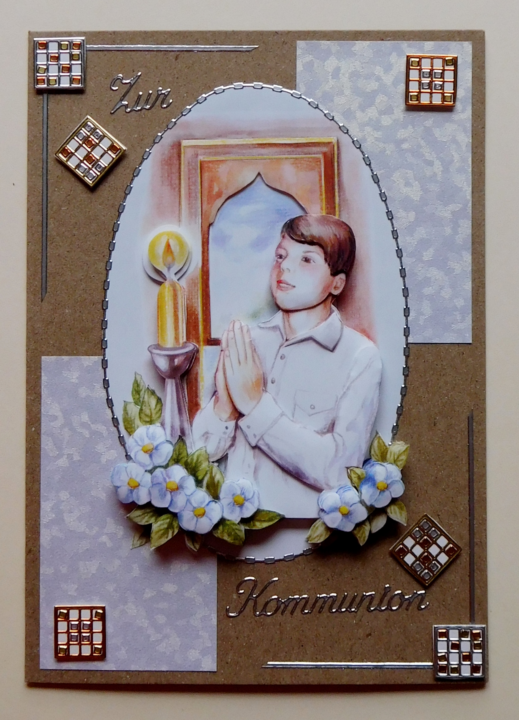 Naturfarbene Kommunionskarte mit Jungenmotiv und Mosaik-Stickern