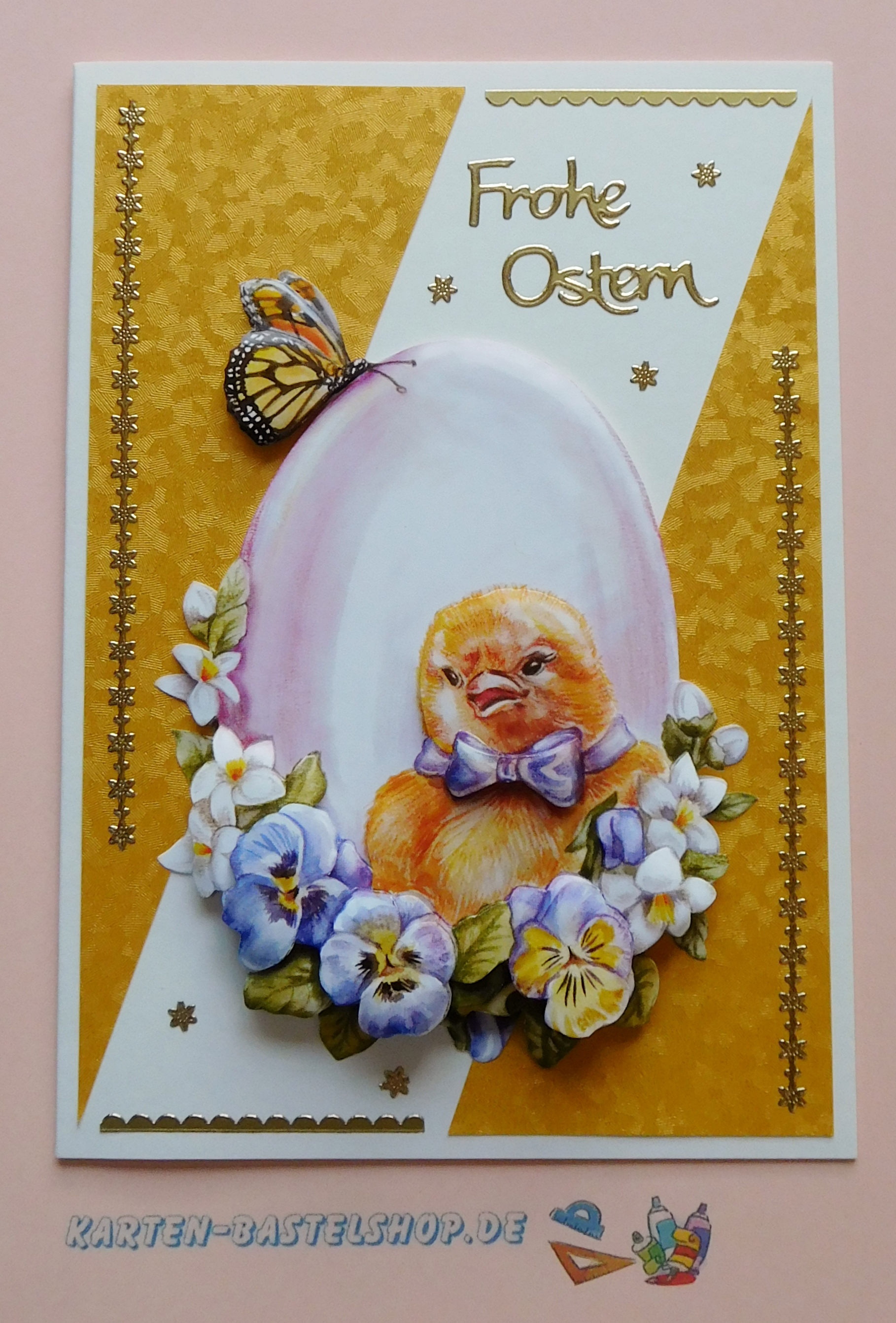 Osterkarte mit Kükenmotiv, goldenem Flitterpapier und Schriftzug Frohe Ostern