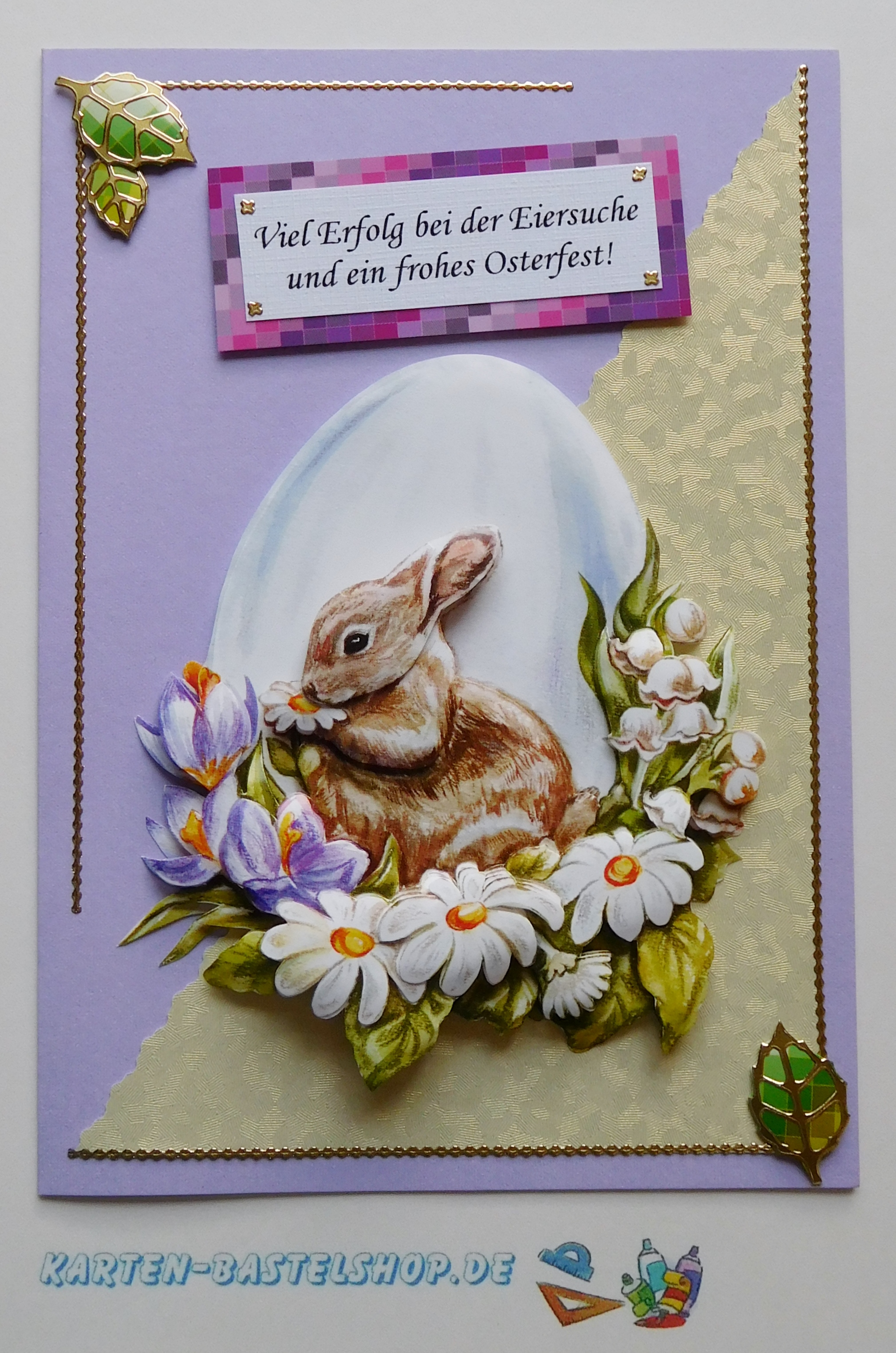 Osterkarte mit Hasenmotiv, lila Kartenbasis und elfenbeinfarbenem Flitterpapier