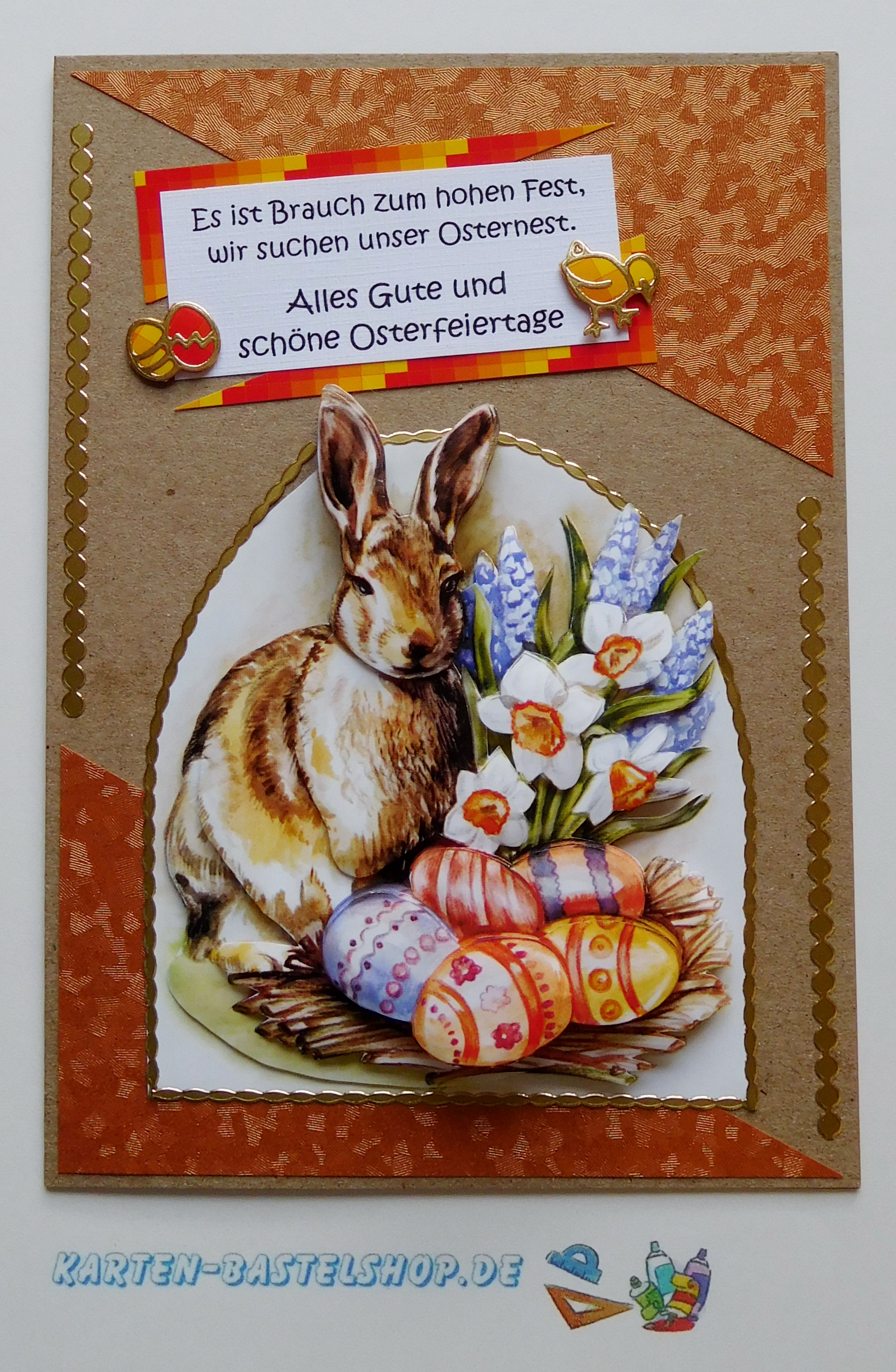 Osterkarte mit Hasenmotiv im Bogenfenster-Design und kupferfarbenem Flitterpapier