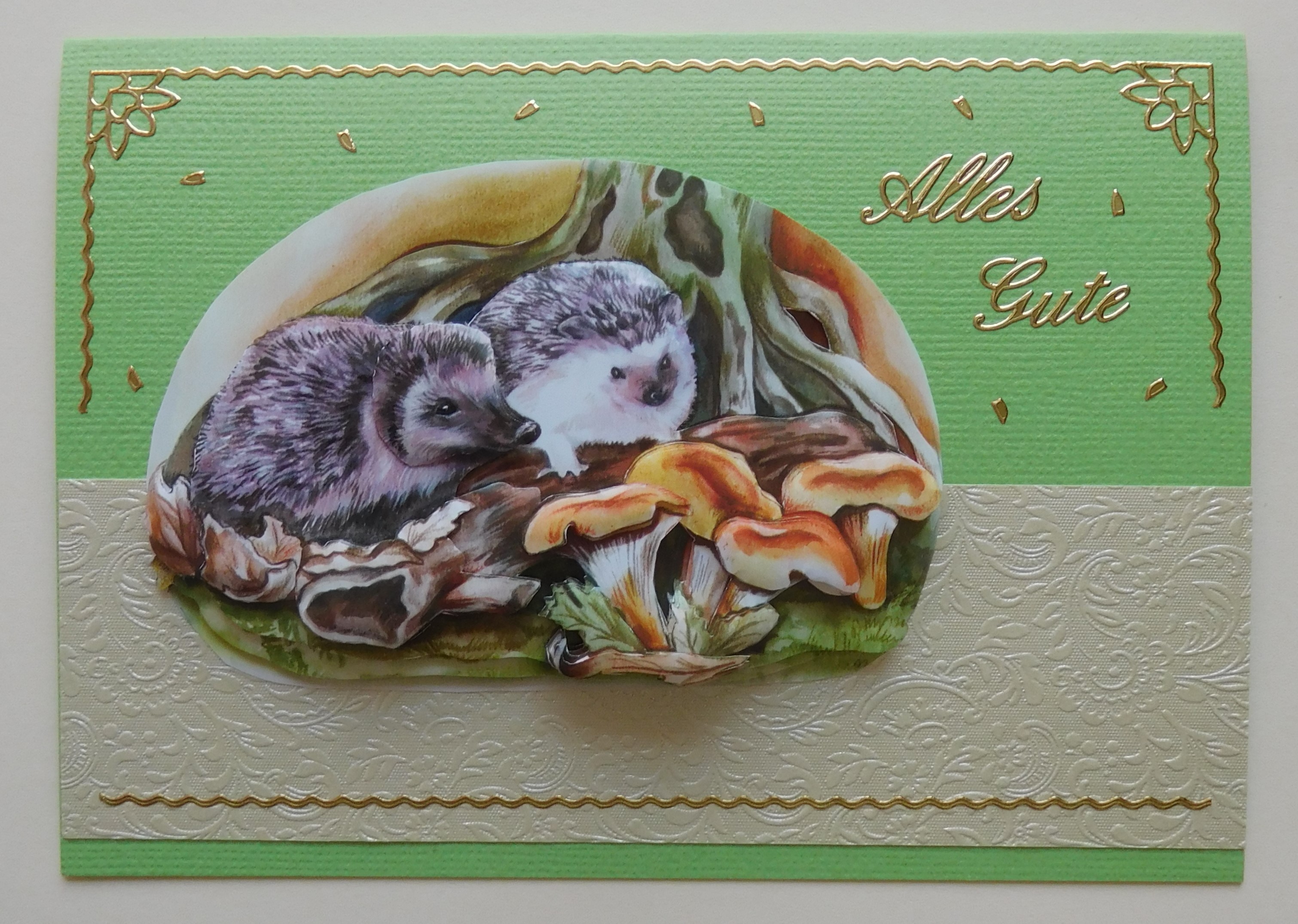 Igelkarte im Querformat mit grünem Karton und goldenen Stickern