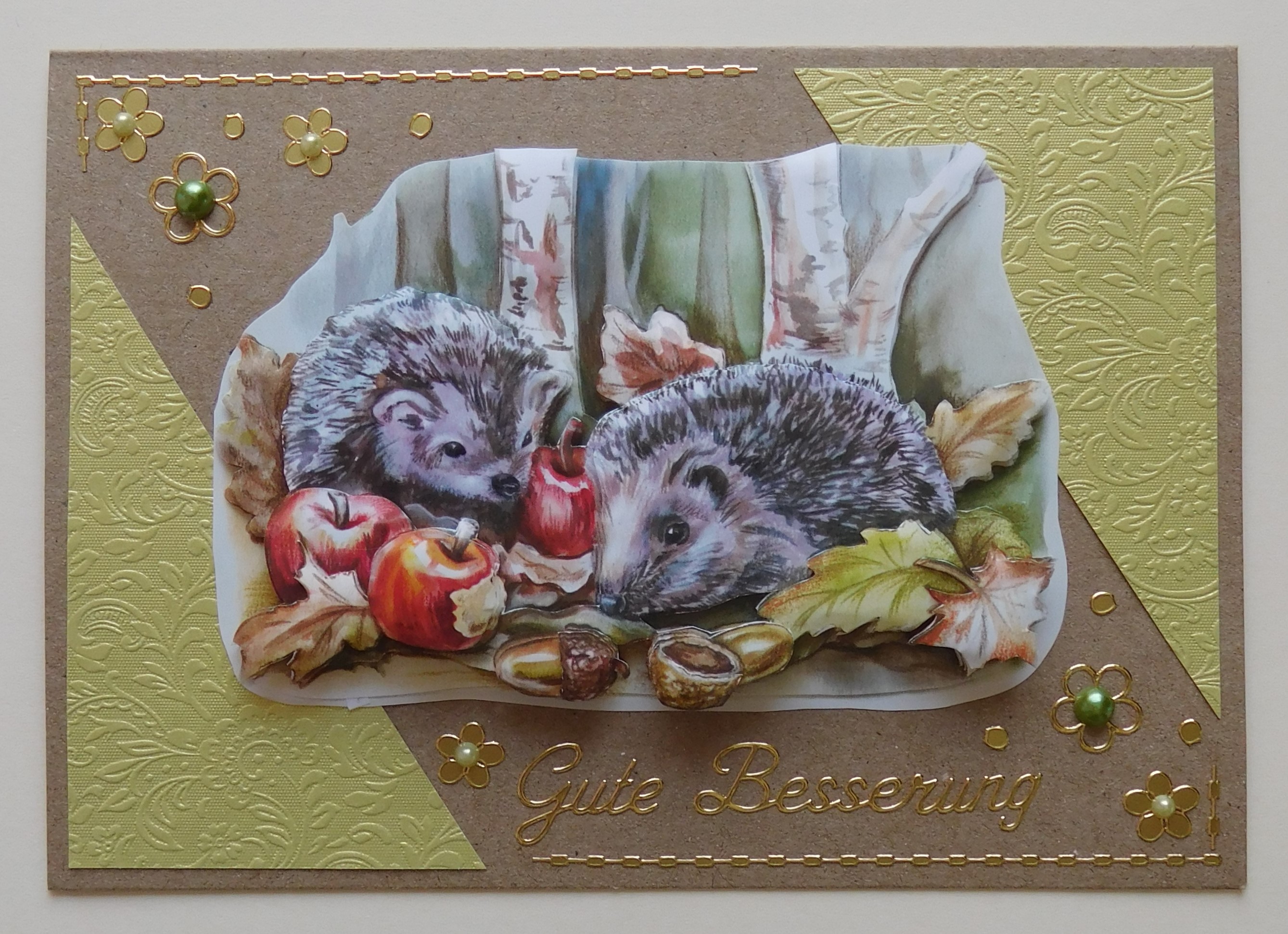 Herbstliche Igelkarte in Natur- und Grüntönen mit Ornamentpapier