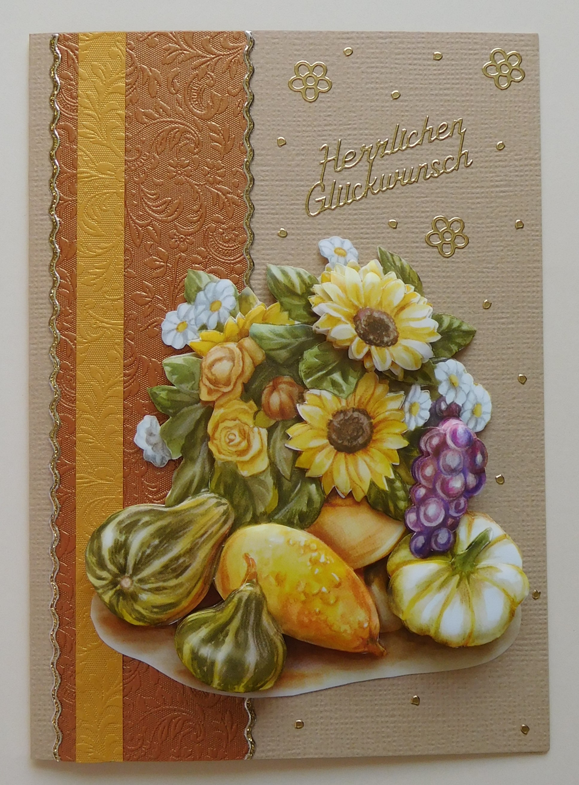 Herbstliche Glückwunschkarte mit Sonnenblumen und Kürbissen in Beige und Gold