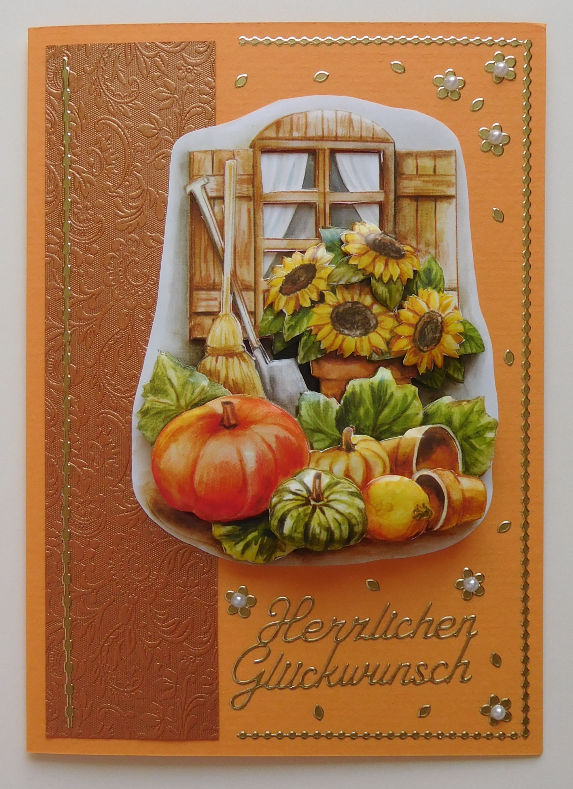 Herbstkarte mit Sonnenblumen vor Fenster in Orange und Kupfer