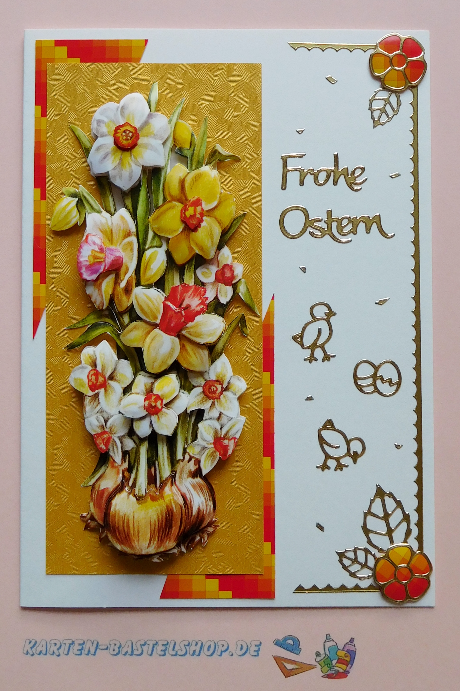 Osterkarte mit Narzissenmotiv, goldfarbenem Hintergrund und Schriftzug Frohe Ostern