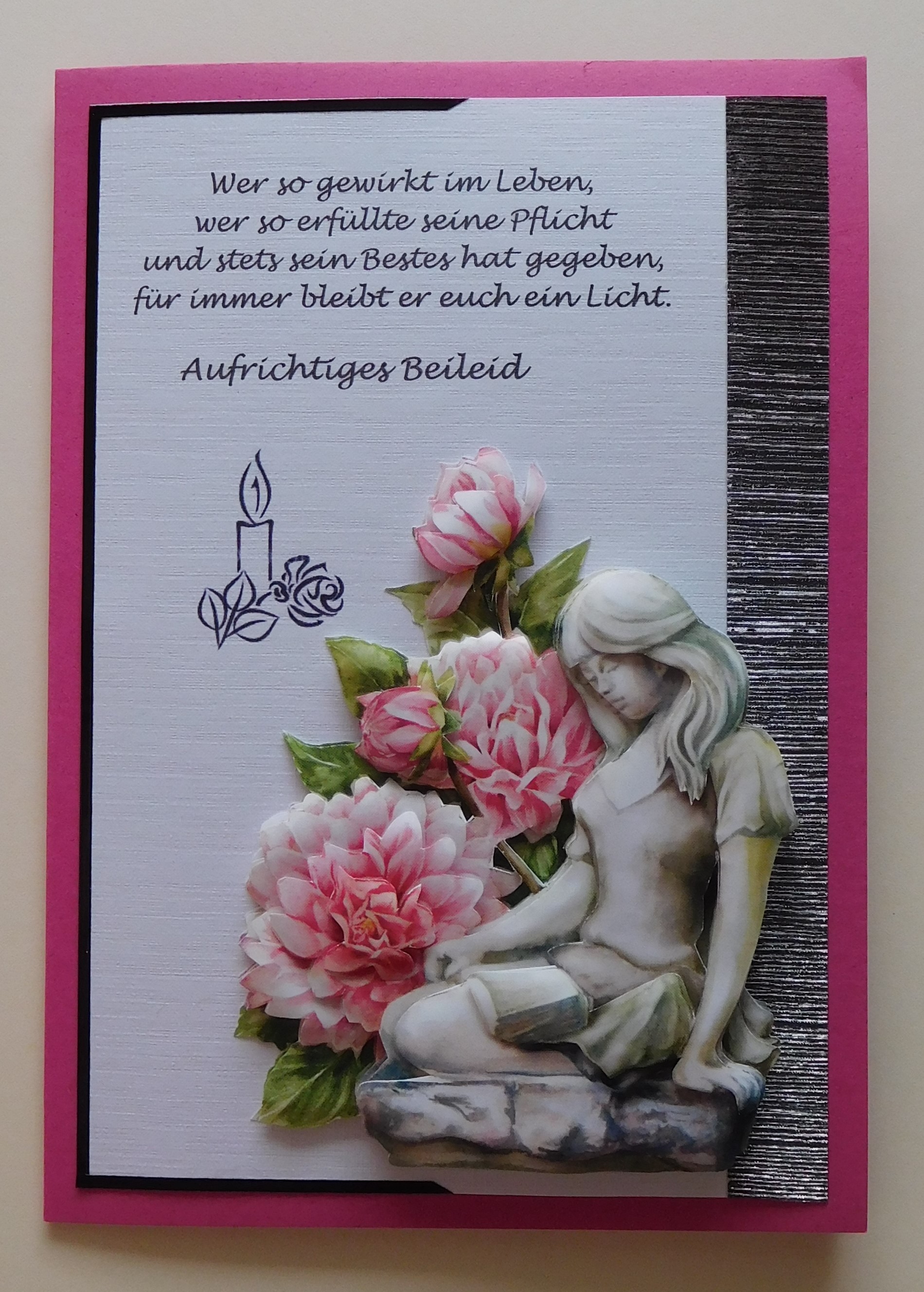 Pinke Kondolenzkarte mit großem Textaufleger, schwarzem Streifen und Figurenmotiv