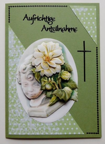 Grüne Kondolenzkarte mit ovalem Blütenmotiv und schwarzem Kreuz