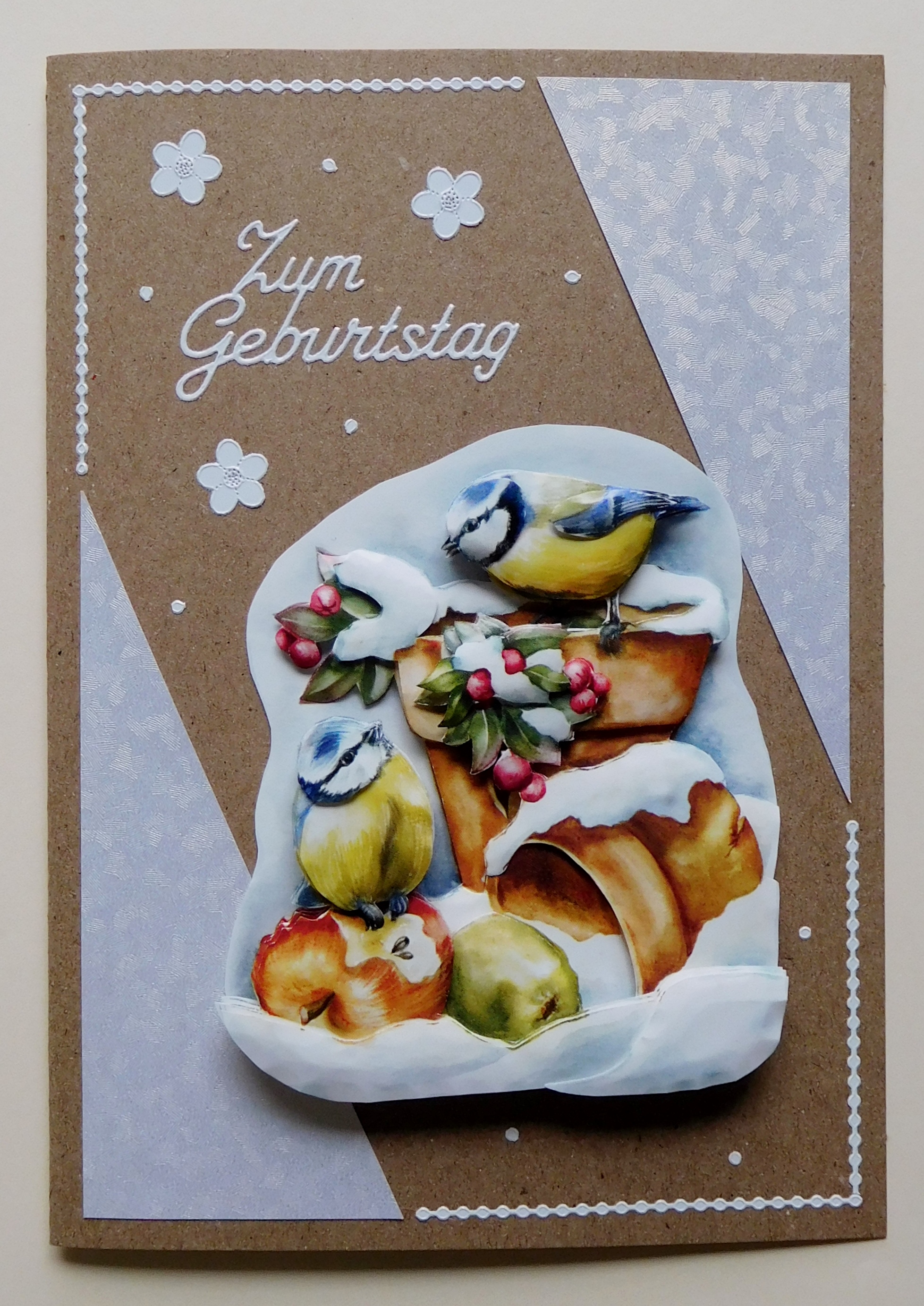 Winterliche Hochformatkarte mit Blaumeisen auf Naturkarton