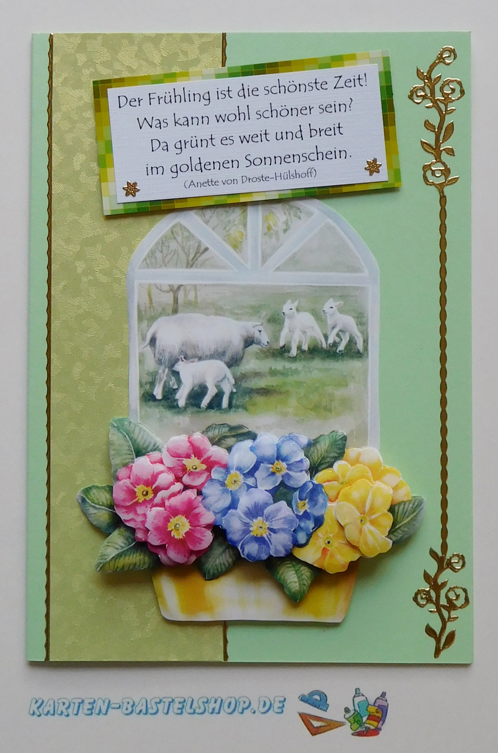 Frühlingskarte mit Primeln vor dem Fenster, grüne Kartenbasis und Gedicht