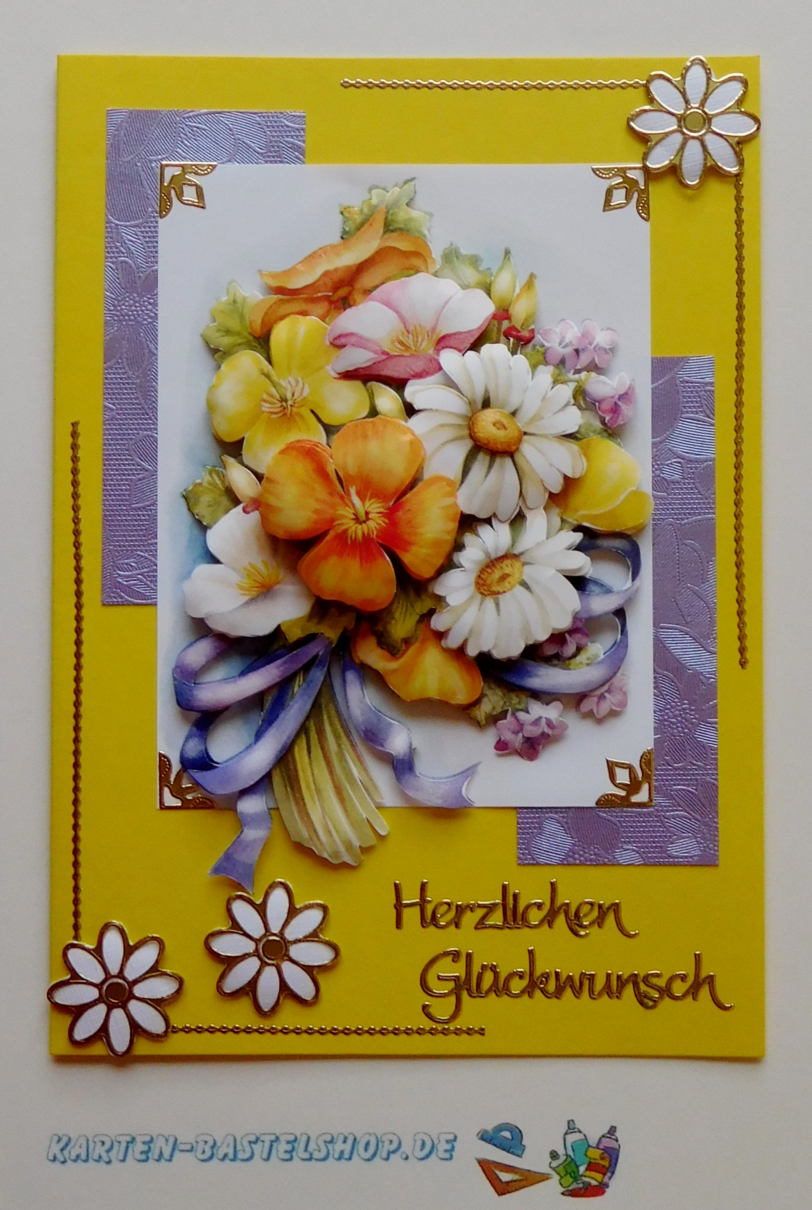 Glückwunschkarte in Gelb mit Blumenstrauß, lila Hintergrundpapier und Bordüren