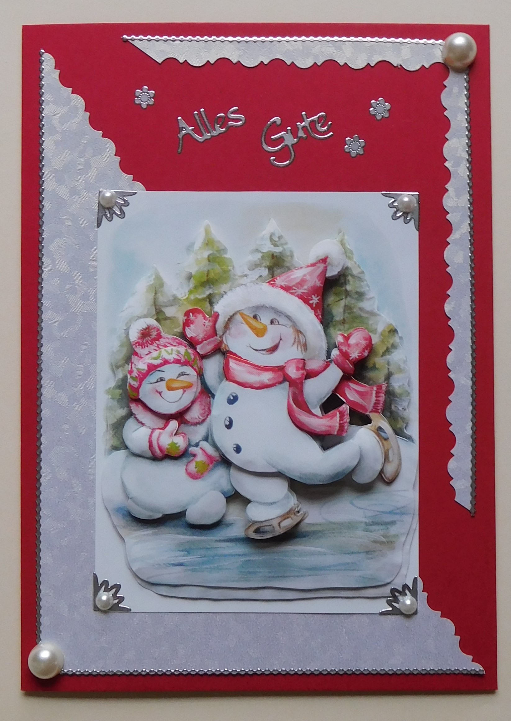 Winterliche Hochformatkarte mit Schneemännern auf roter Karte