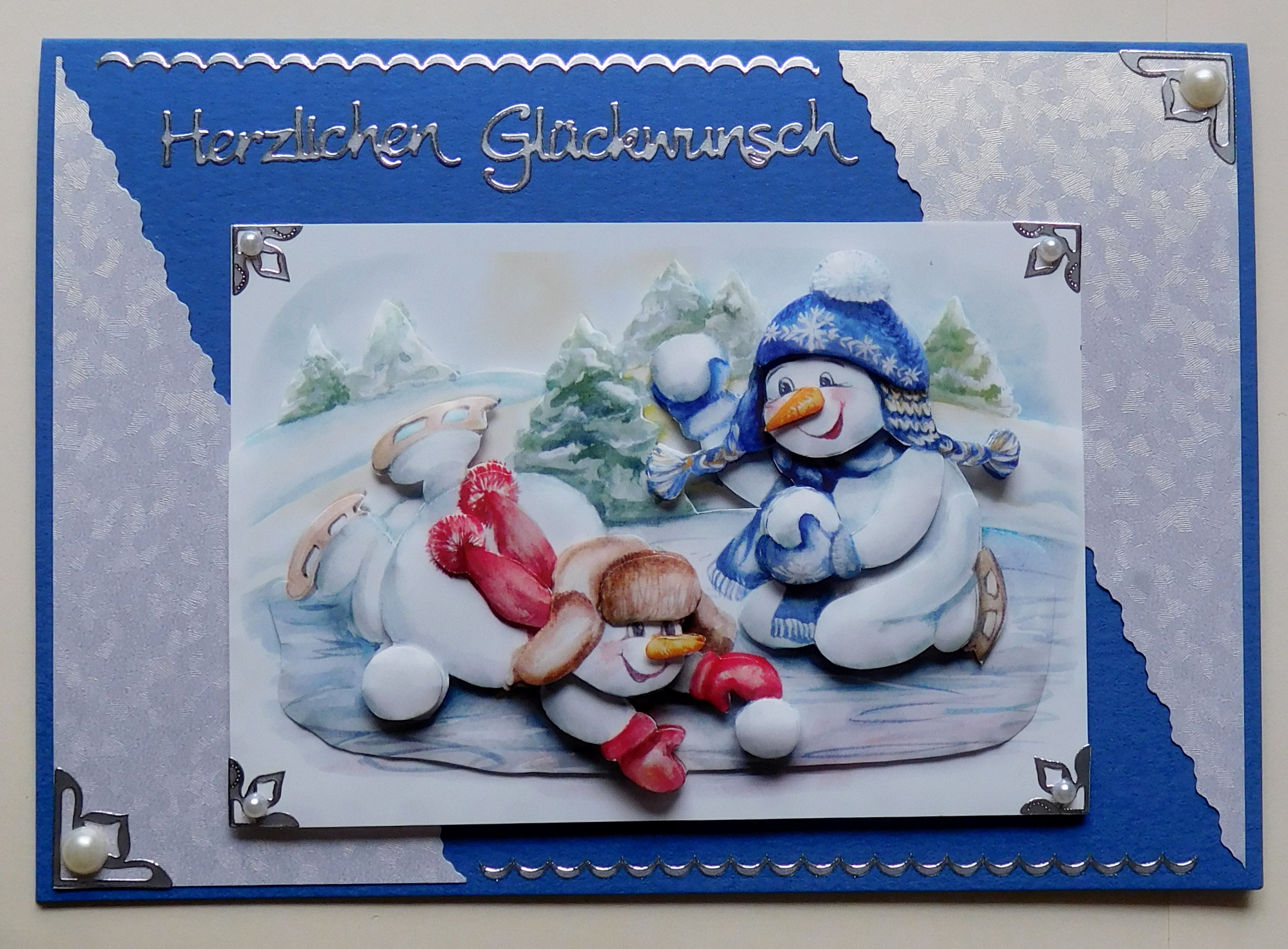 Winterliche Querformatkarte mit Schneemännern in Blau