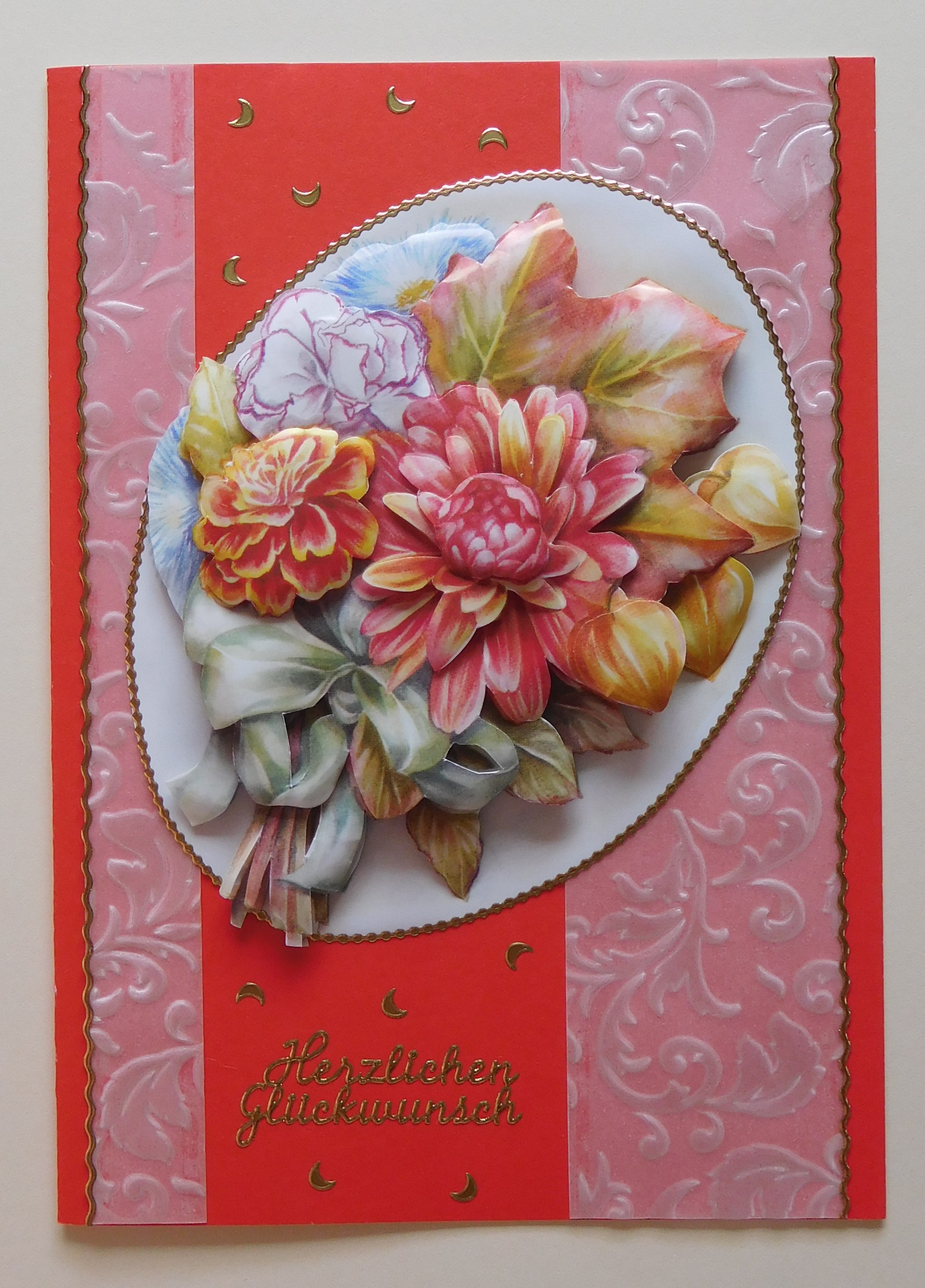 Rote Glückwunschkarte mit weißen Ornamentstreifen und ovalem Blumenmotiv
