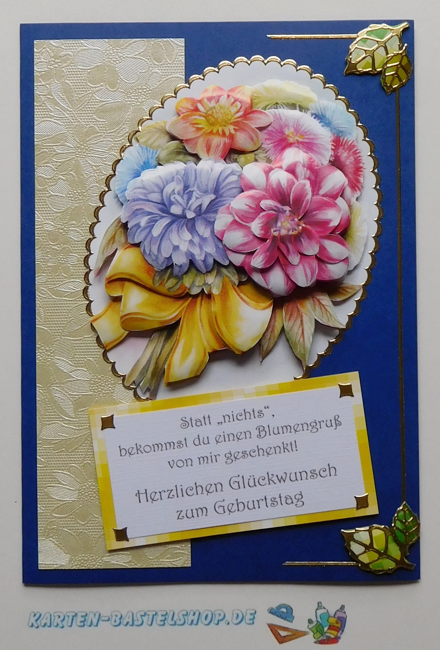 Geburtstagskarte mit blauem Hintergrund, ovalem Dahlienmotiv und Spruchschild
