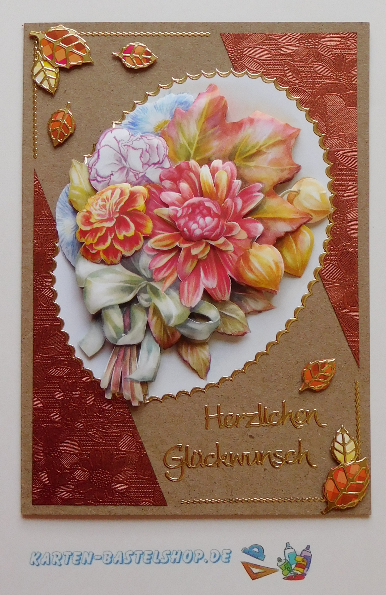 Herbstliche Glückwunschkarte mit Naturkarton, kupferfarbenen Dreiecken und ovalem Blumenmotiv