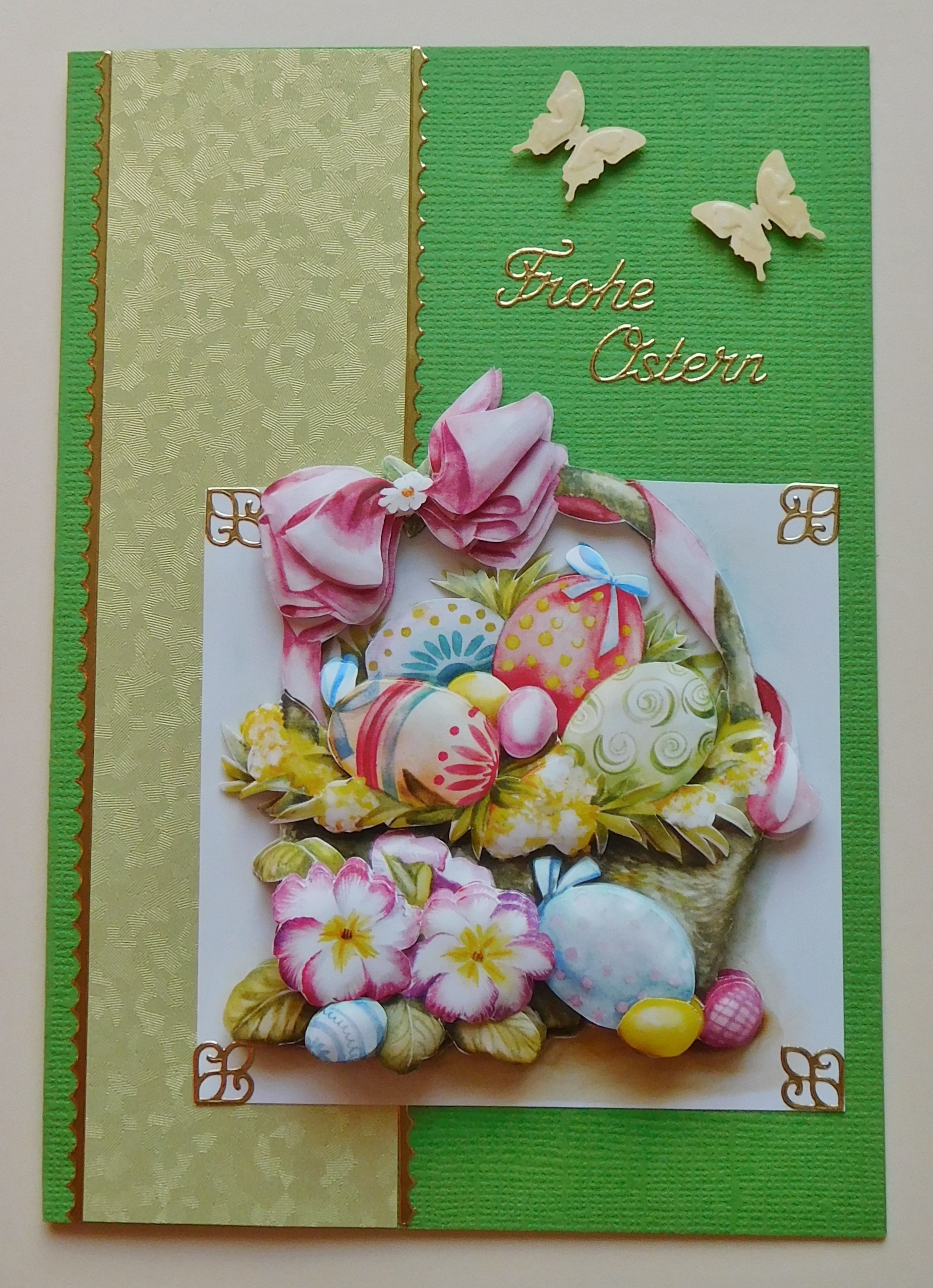 Osterkarte mit Osterkorb-Motiv auf grüner Karte mit Goldakzenten