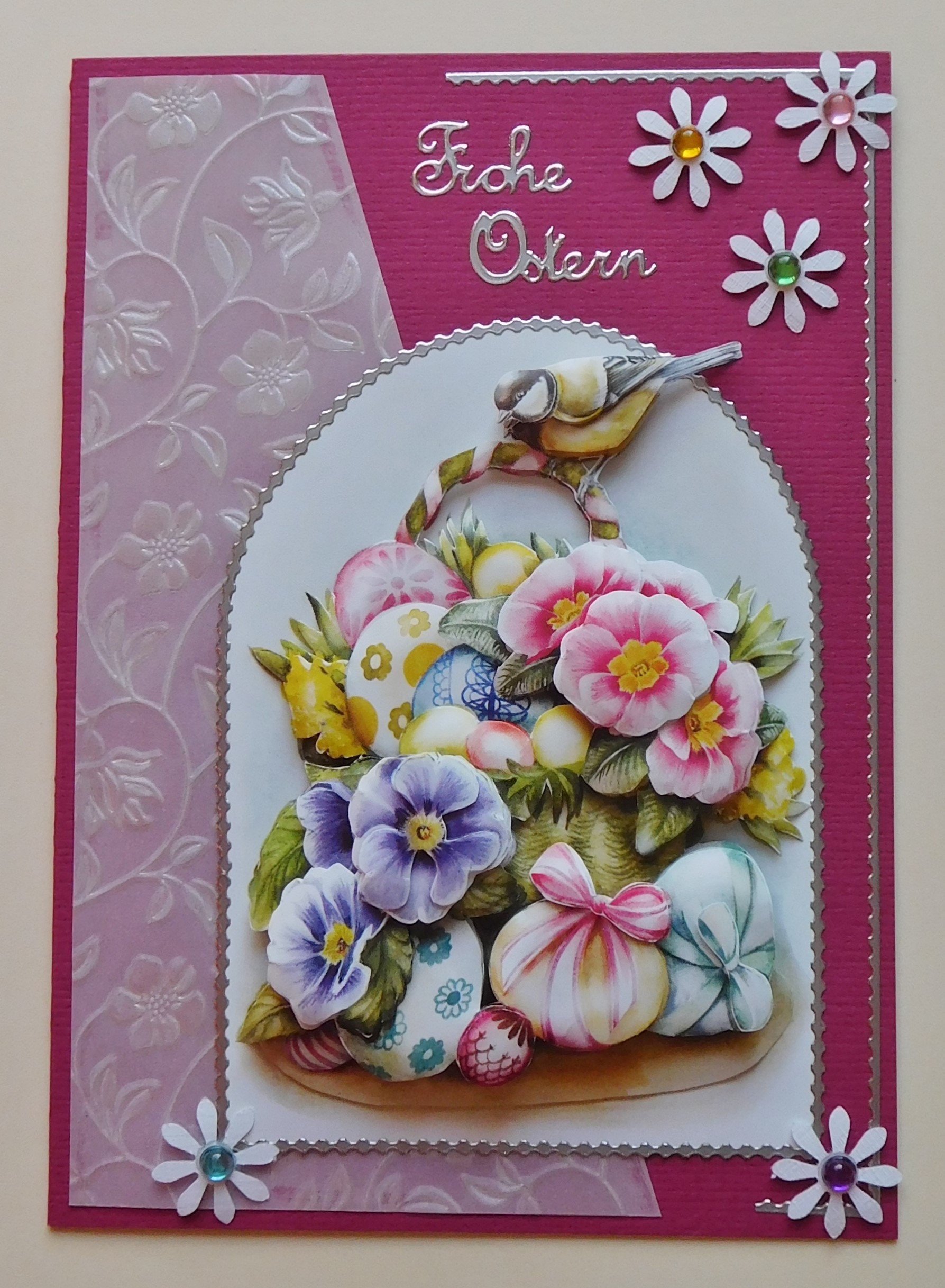 Osterkarte mit Bogenfenster-Motiv in lila Gestaltung mit silbernen Akzenten