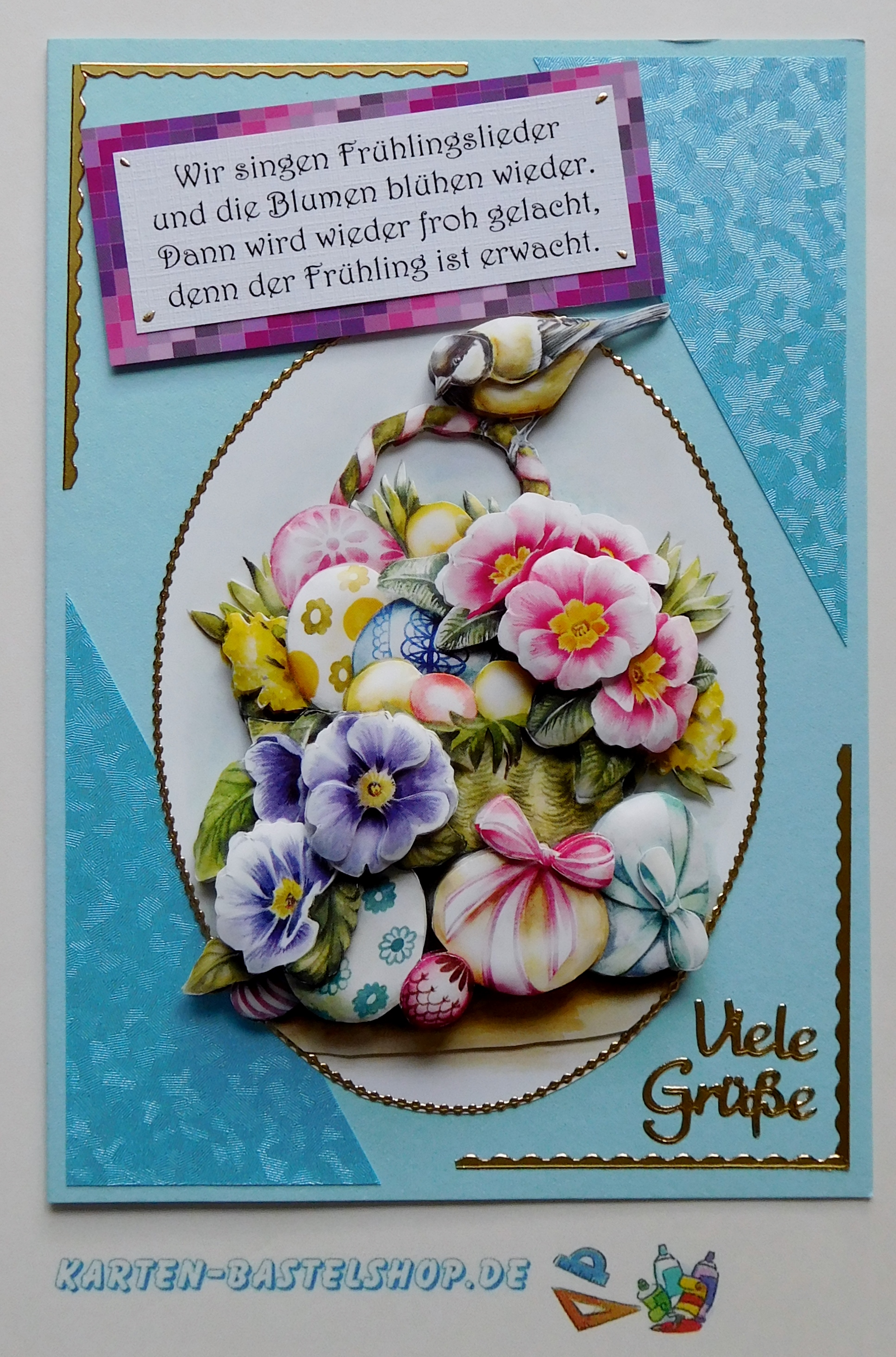 Frühlingskarte mit ovalem Osterkorb-Motiv auf hellblauer Karte
