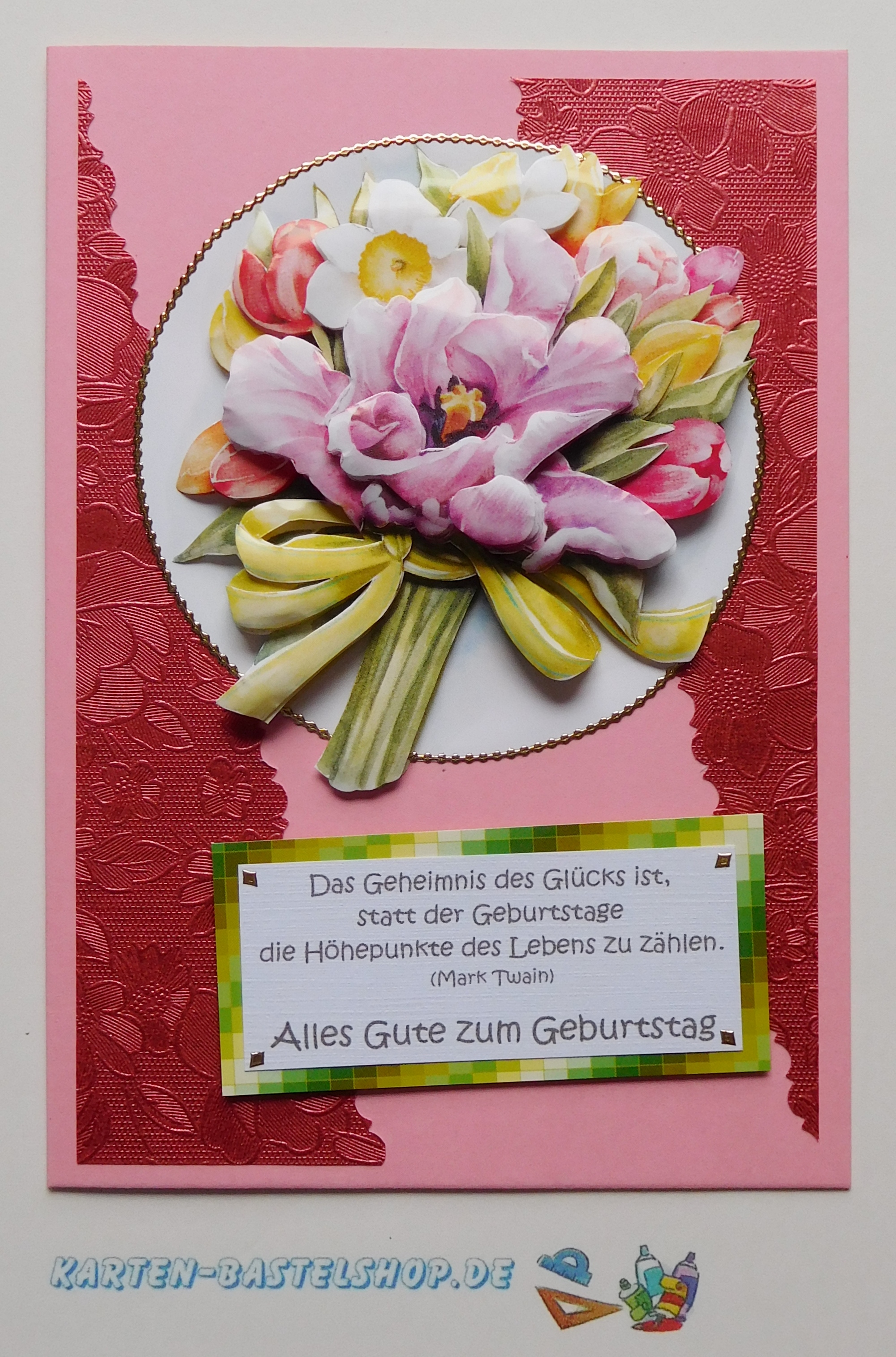 Rosafarbene Geburtstagskarte mit ovalem Blumenmotiv und dekorativen Hintergrunddreiecken
