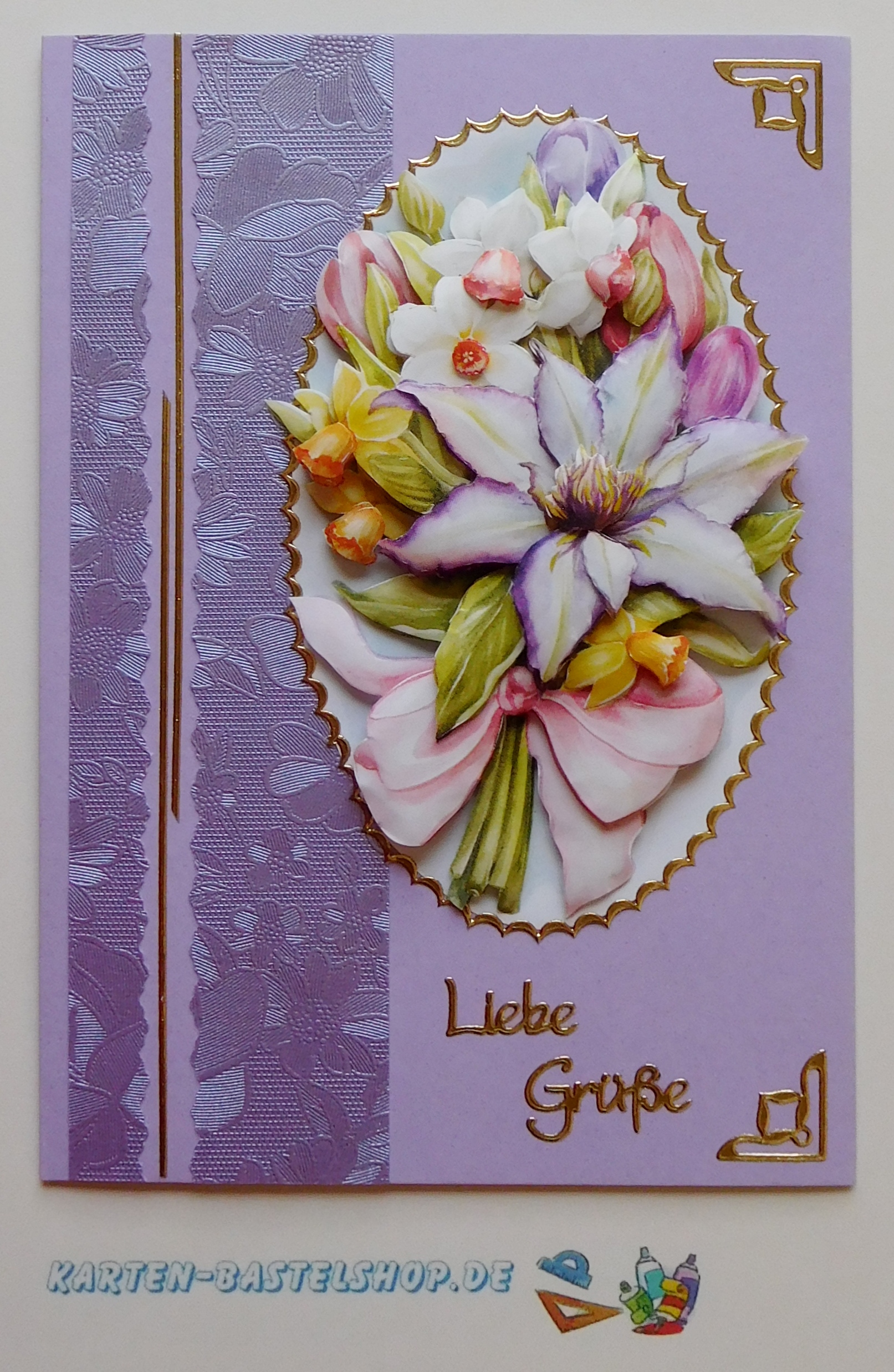 Lila Grußkarte mit ovalem Clematis-Motiv und dekorativen Hintergrundstreifen