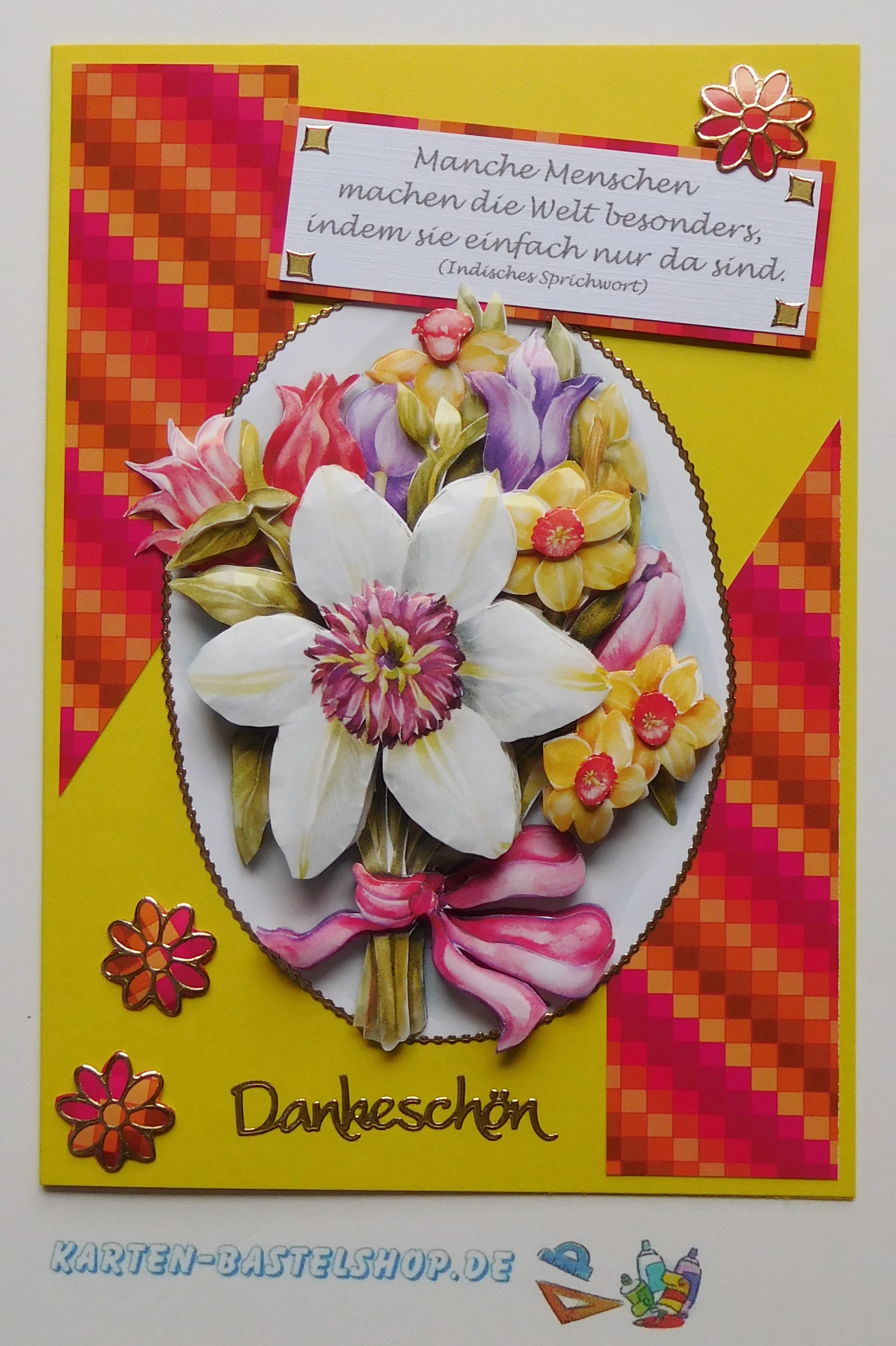 Gelbe Dankeskarte mit ovalem Blumenmotiv und farbigen Karo-Elementen