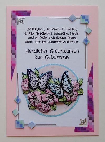 Geburtstagskarte mit Schmetterlingen und rosa Blüten auf rosa Karte