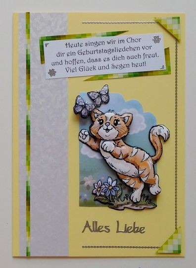 Karte mit Katze und Schmetterlingen auf pastellgelber Karte