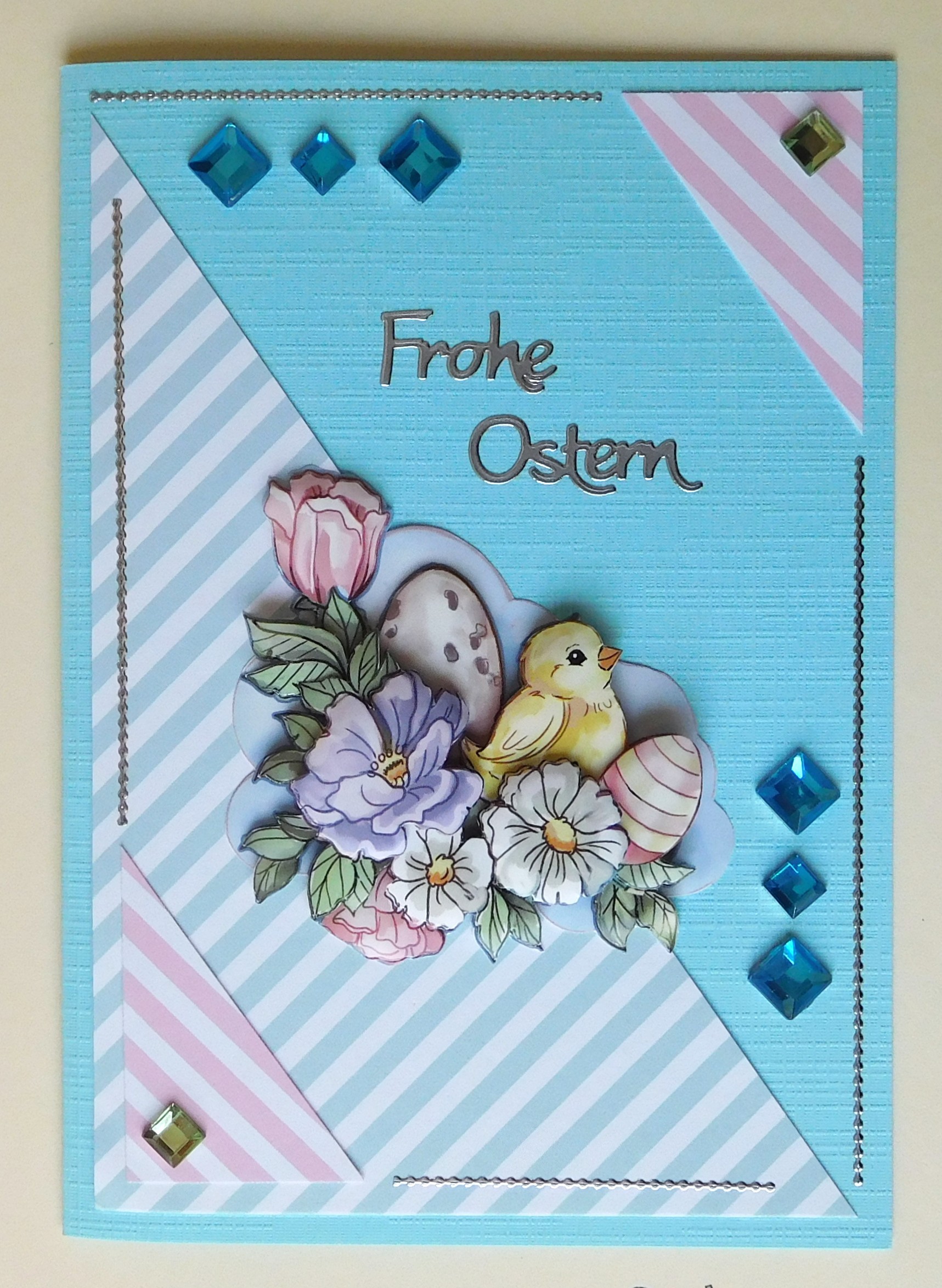 Osterkarte in Hellblau mit Streifenpapier, Kükenmotiv und blauen Strasssteinen