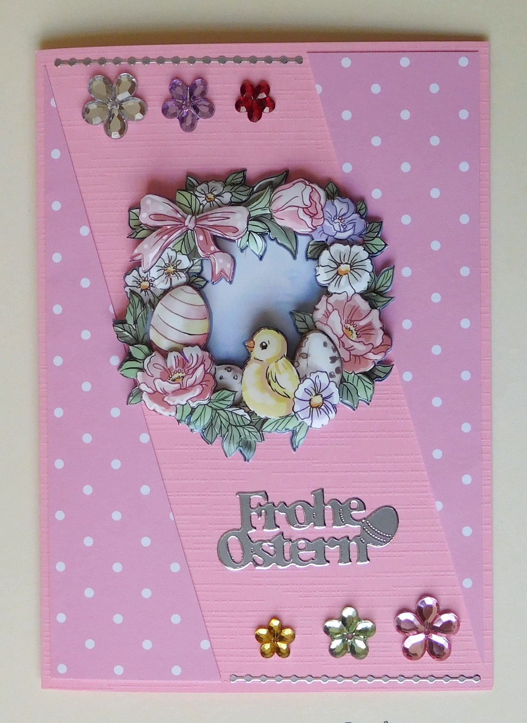 Rosa Osterkarte mit Punktepapier, Blumenkranzmotiv und Strass-Blümchen