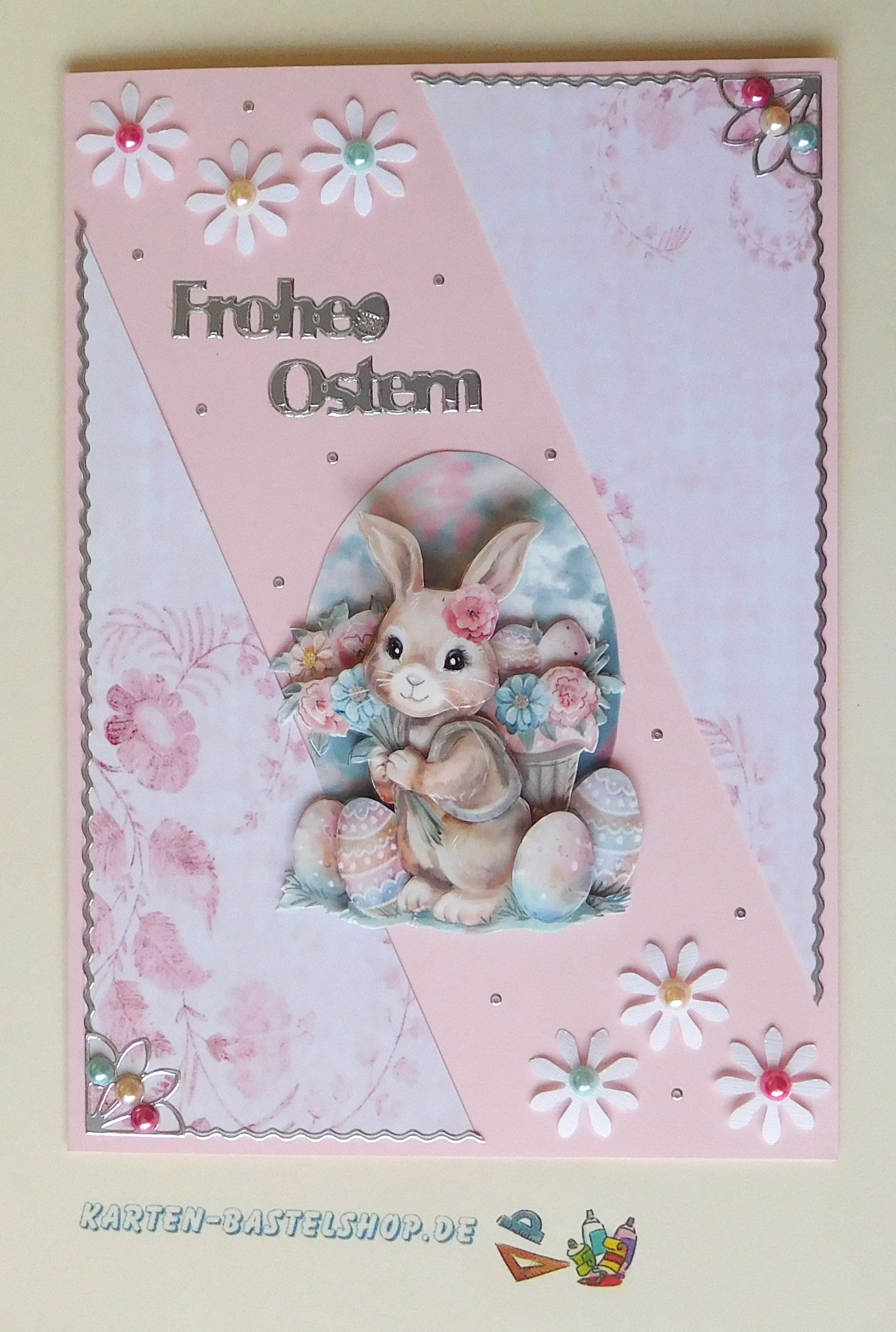 Rosa Osterkarte mit Hasenmotiv, ausgestanzten Blüten und Halbperlen