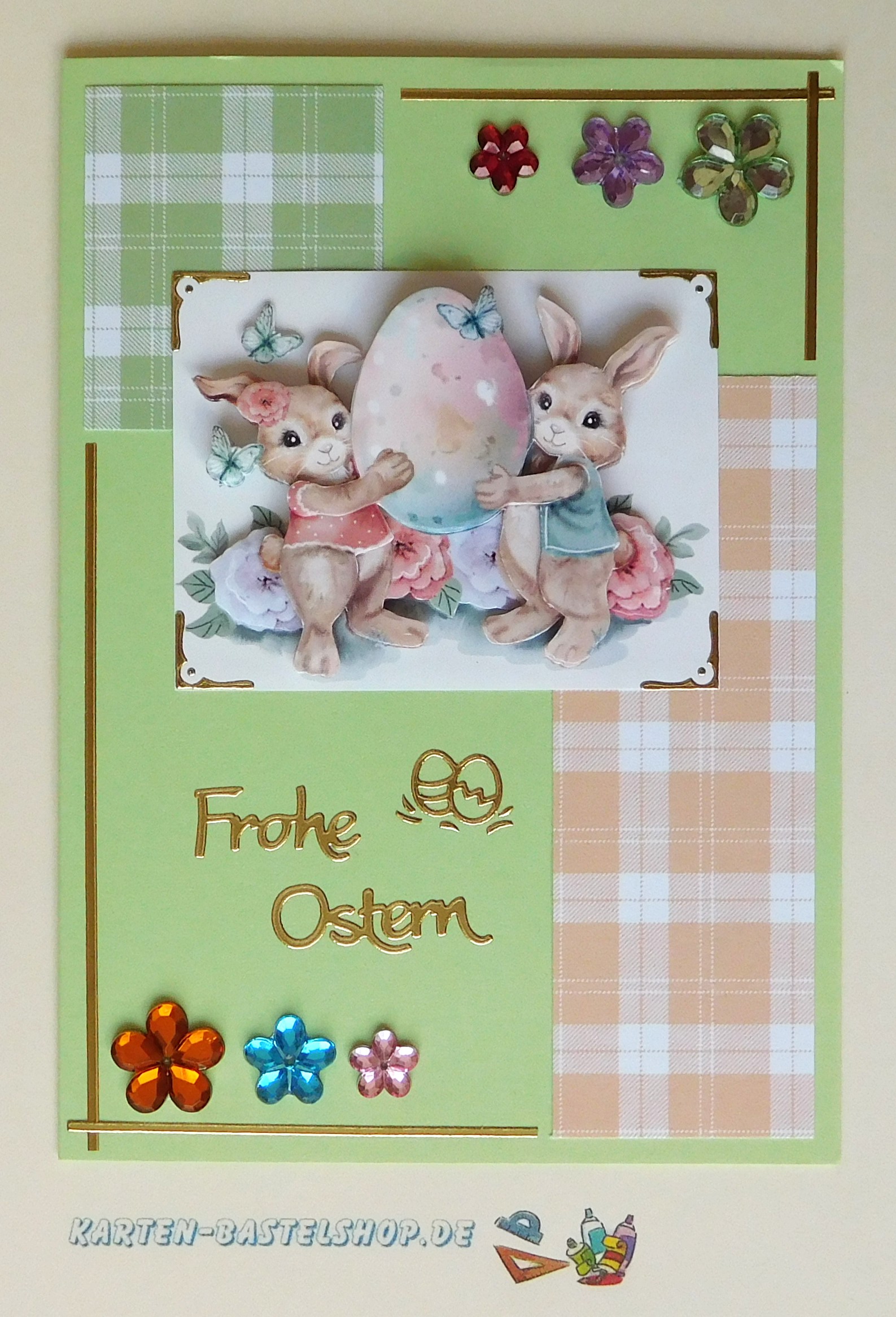 Hellgrüne Osterkarte mit Karopapier, Hasenmotiv und Strassstein-Blumen