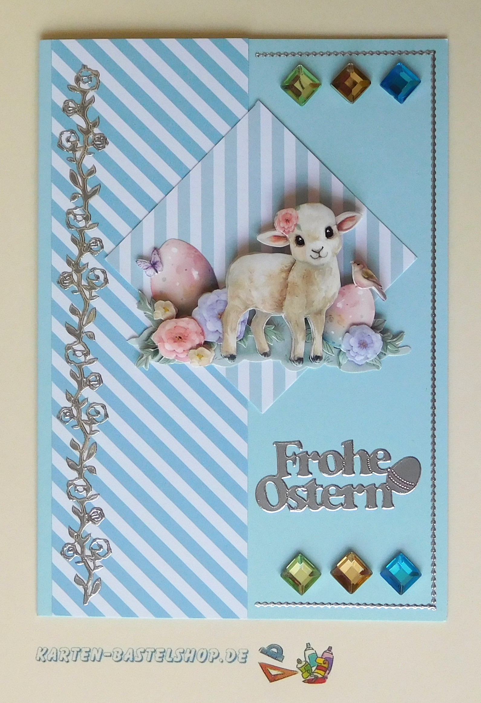 Hellblaue Osterkarte mit gestreiftem Papier, Lämmchenmotiv und Strasssteinen