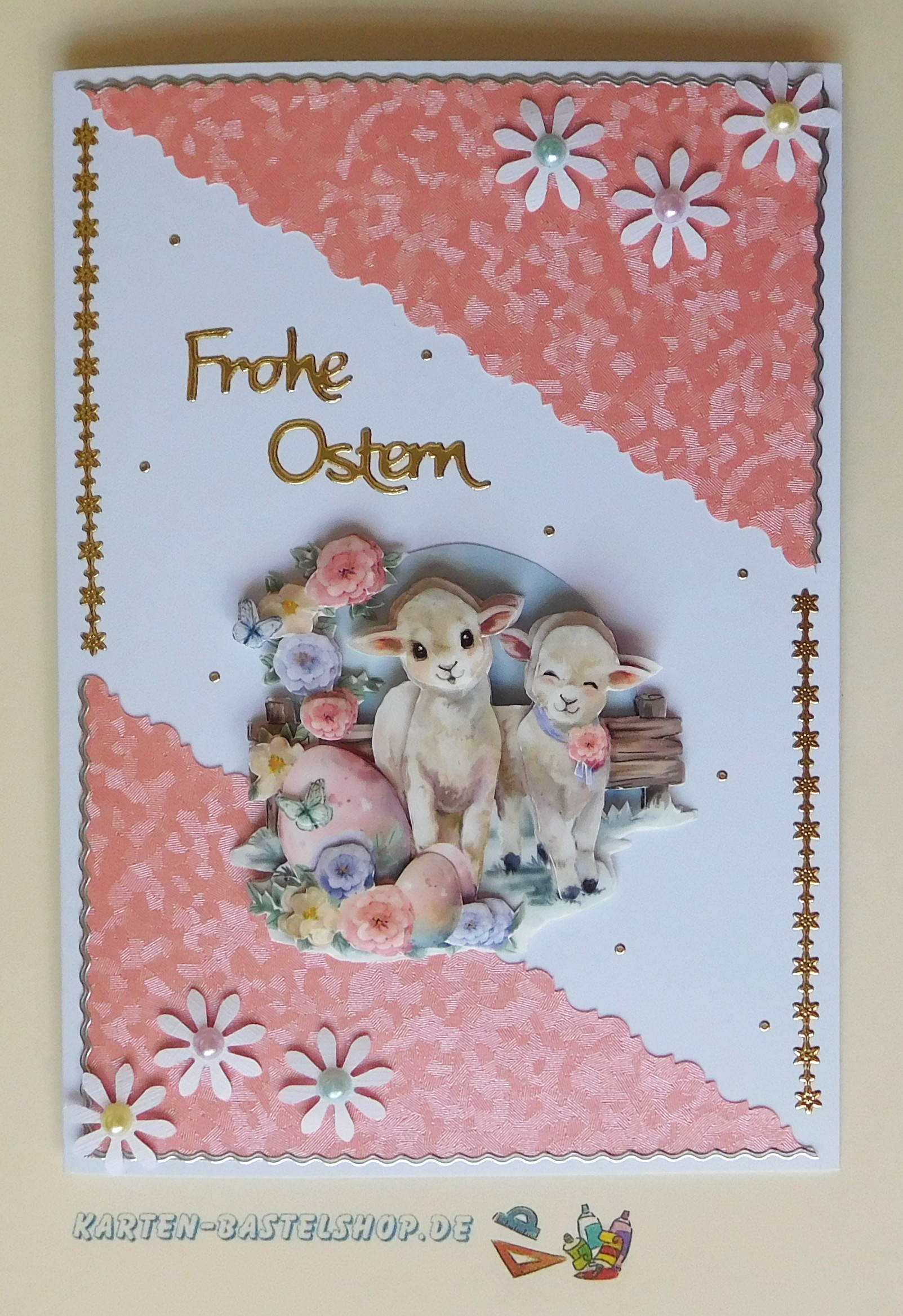 Weiße Osterkarte mit rosa Flitterdreiecken, Lämmchenmotiv und ausgestanzten Blümchen
