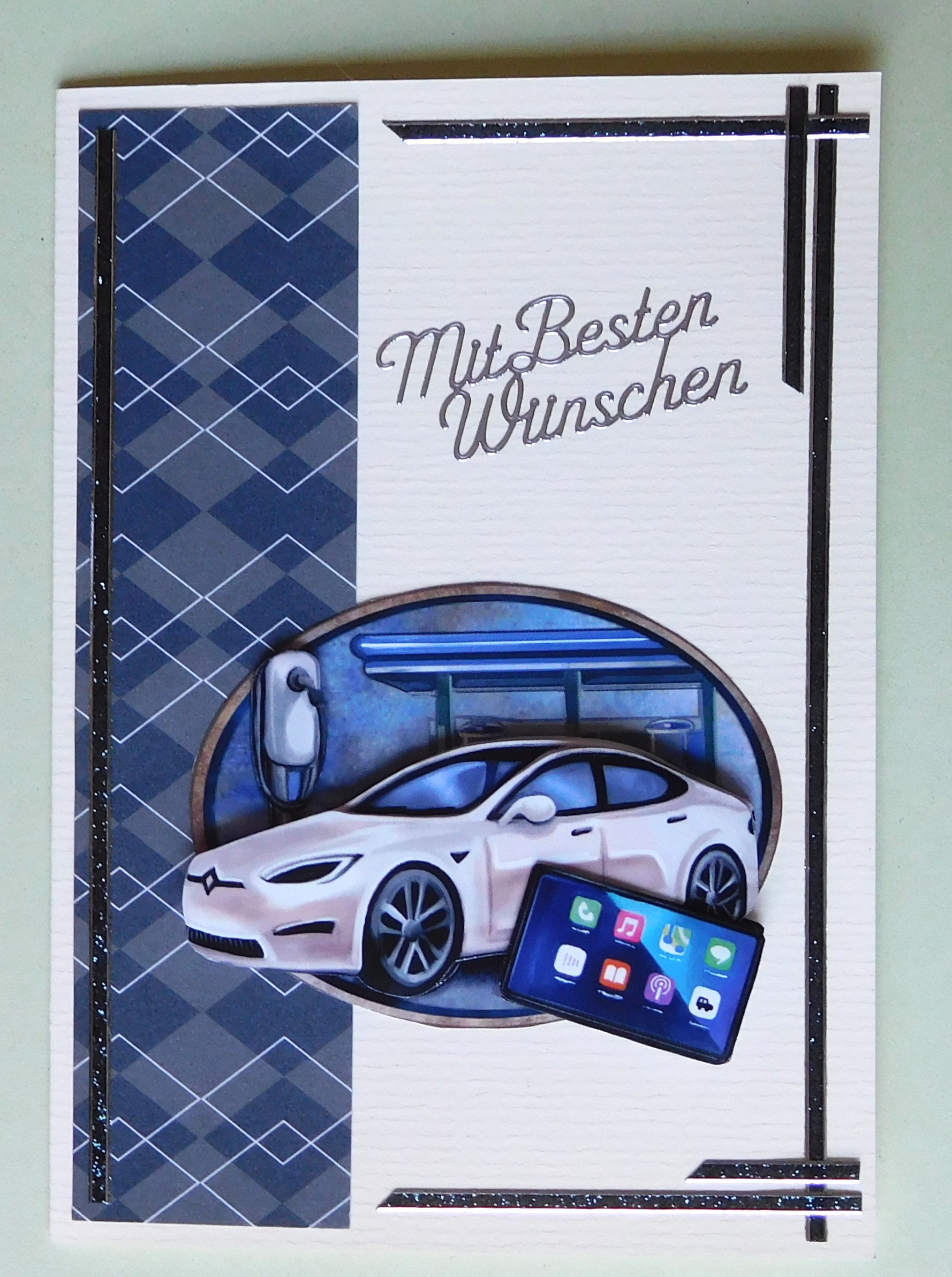 Männerkarte mit Elektroauto und Tabletmotiv